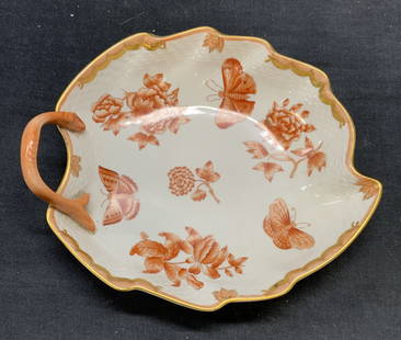 Herend Hungary Porcelain Fortuna Bowl: Herend Hungary porcelain leaf motif bowl in Fortuna pattern. Gilt decoration and hand painted flower and butterfly motif in orange. Trademarked to underside. Measures approx. 7.5 x 7 x 1.5
