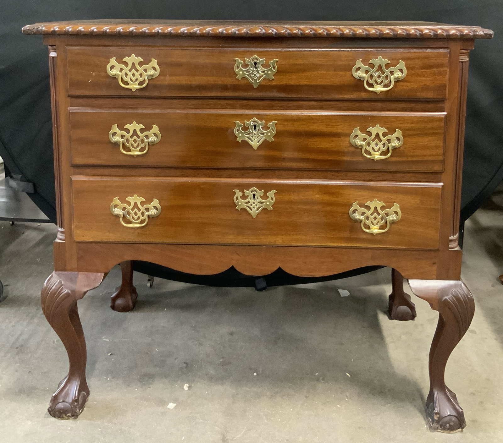 Vintage Queen Anne Style 3 Drawer Lowboy Dresser: A vintage Queen Anne style lowboy dresser with brass hardware and claw & ball feet. Dovetailing to the drawers. Measures approx. 32H x 34W x 19D in. Discoloration and wear to surface present. Some chi
