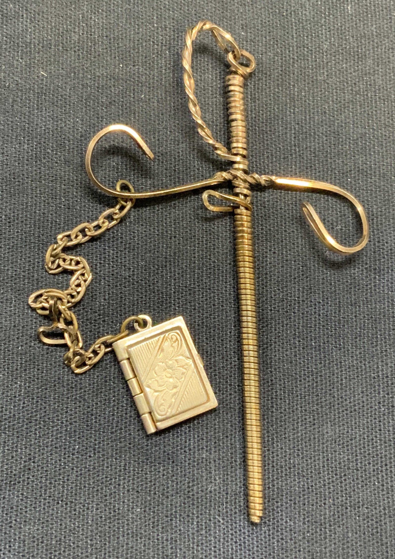 Vintage Gold Filled Stick Pin & Locket: Vintage sword motif gold filled wire stick pin and silver tone pocket pendant on chain. Pin measures approx. 3 x 1.75 inches. Some surface wear including scratching observed. Estate jewelry, costume j