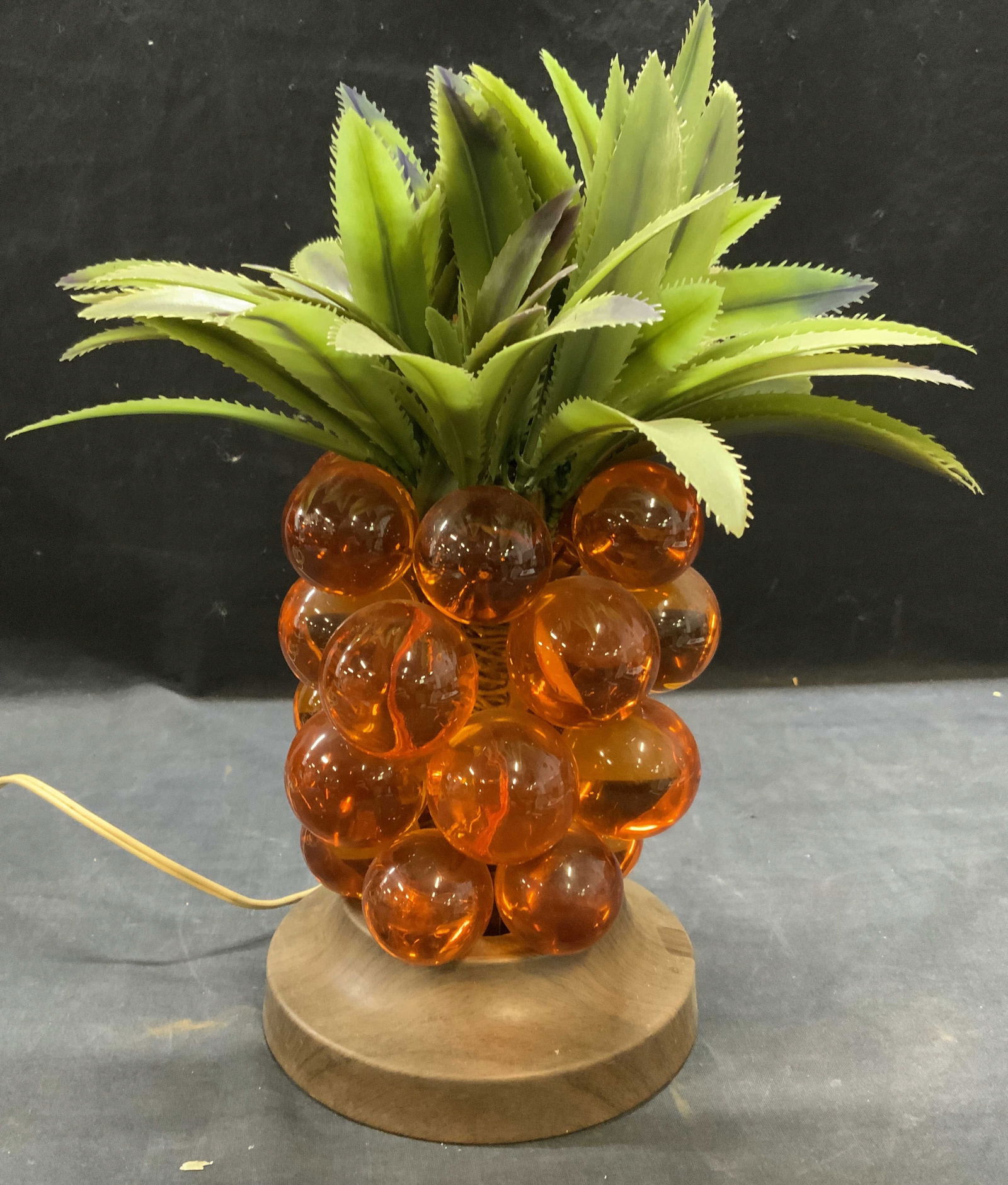 Vintage Lucite Pineapple Table Lamp (1 of 8)