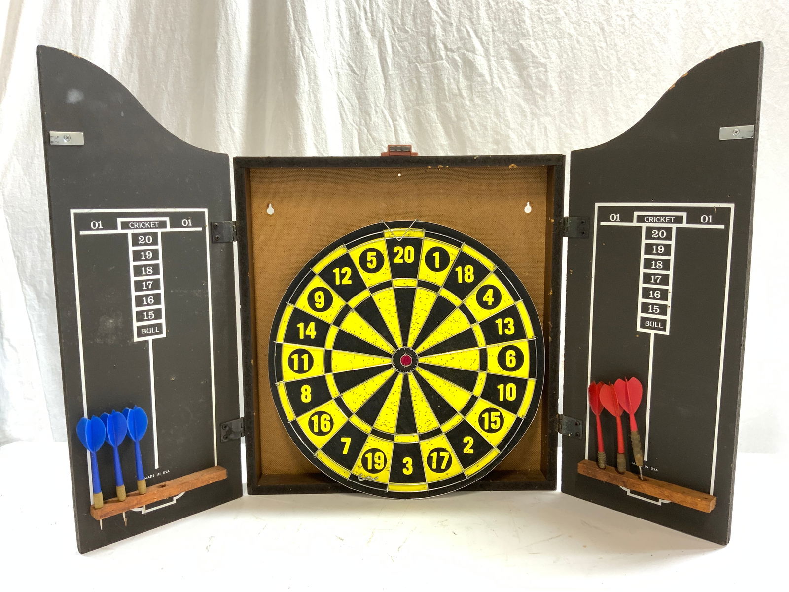 THE FLYING CLOUD Folding Wood Dartboard W Darts (1 of 7)