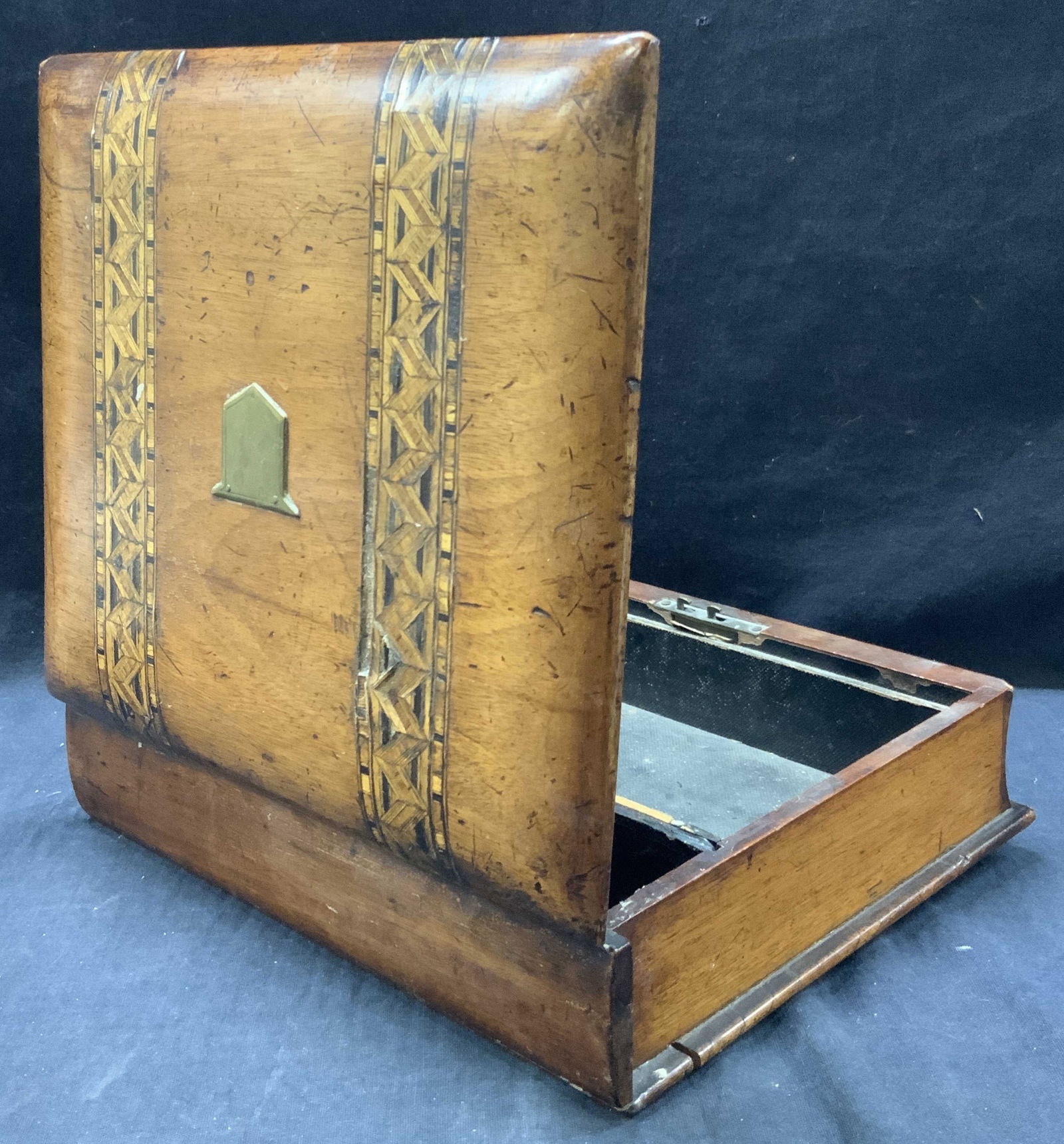 Vtg Wooden Inlayed Dresser Box (1 of 11)