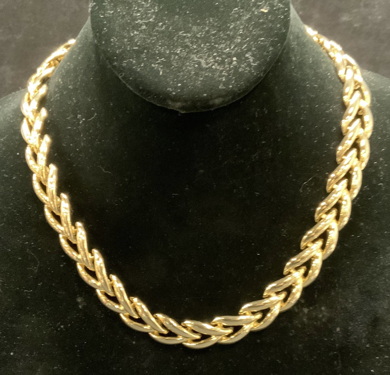Vintage Gold Tone Curb Chain Choker Necklace: Vintage gold tone curb chain choker necklace. Drop length approx 7.5 inches. Some surface wear including scratching observed. Estate jewelry, costume jewelry, cocktail jewelry, fashion jewelry, access