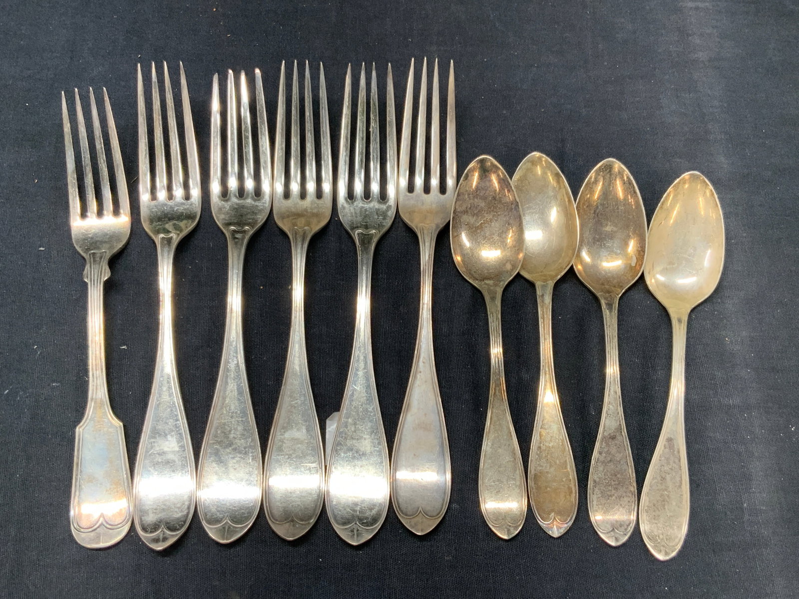 Lot 10 Rogers Bros Plates Utensils: Lot of 10 Rogers brothers plated utensils. 5 forks, at 7.5 inches long, 4 tea spoons marked Rogers Bros and 1 sterling silver fork. Total weight of sterling fork is 1.12 ozt Moderate wearing to platin