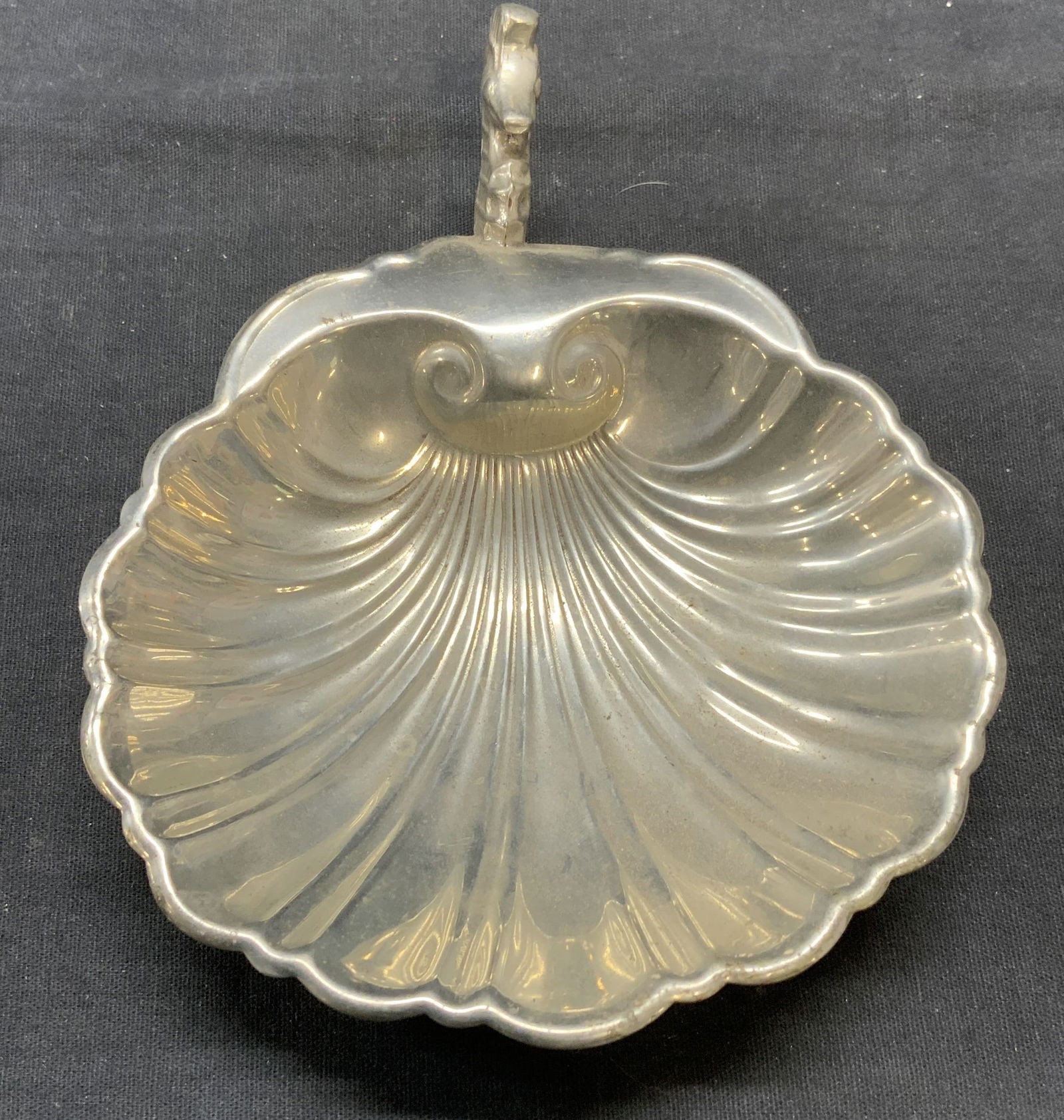 Vintage Hanle & Debler Pewter Shell Dish: Vintage Hanle and Debler pewter shell motif dish with seahorse figural handle. Signed to underside. Measures approx. 6 x 4.75 x 1.25 inches. Some surface wear including scratching observed. Hanle and