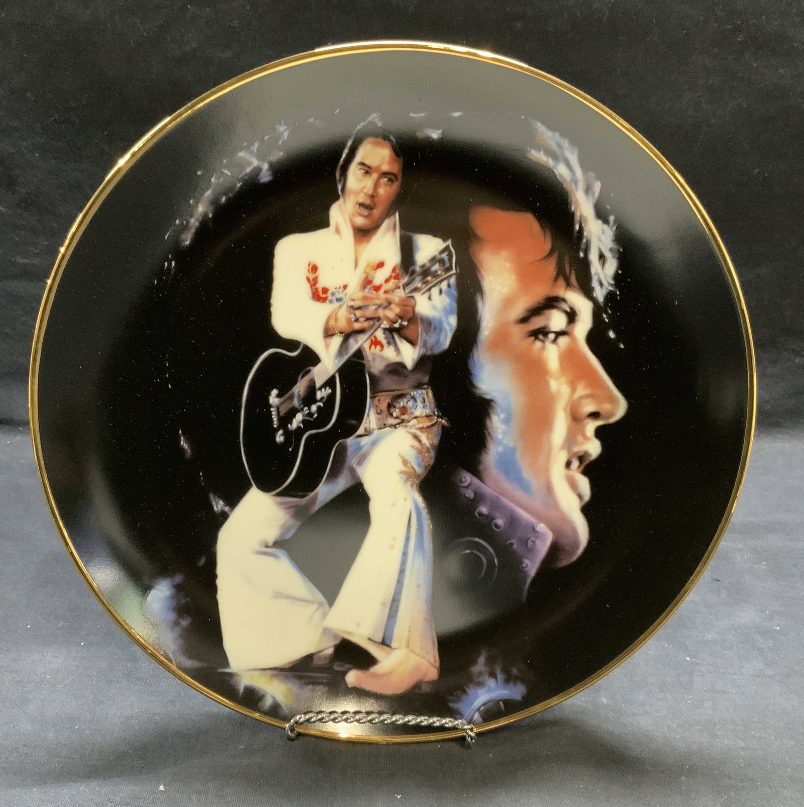 Hamilton Collection Elvis The King Porc Plate: Vintage Hamilton Collection Elvis Remembered series porcelain plate. the King by Susie Morton. Measures approx. 10 inches diameter. Trademarked to underside. Includes certificate of authenticity and b