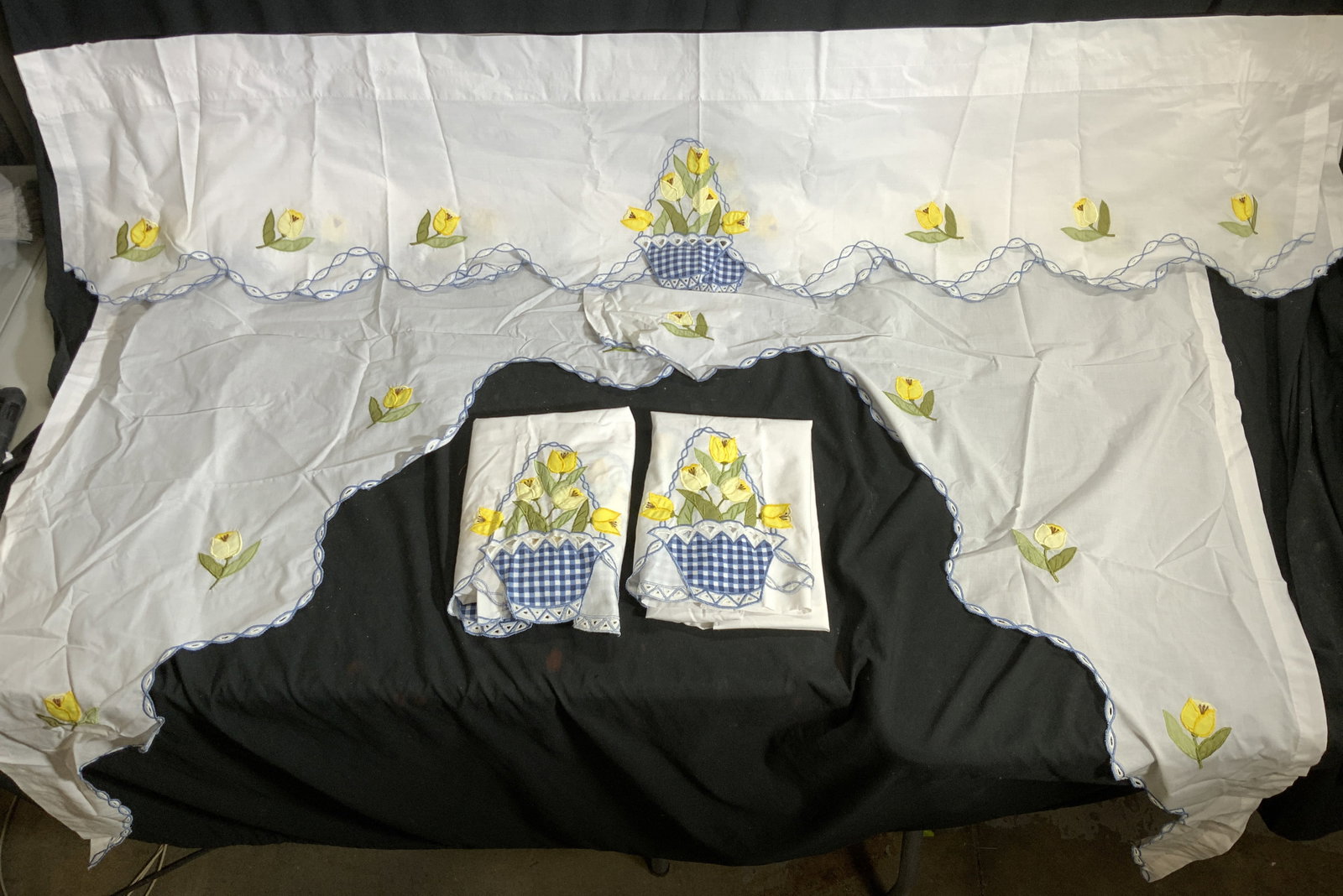 Group 9 White Window Curtains & Valences w Tulips (1 of 9)