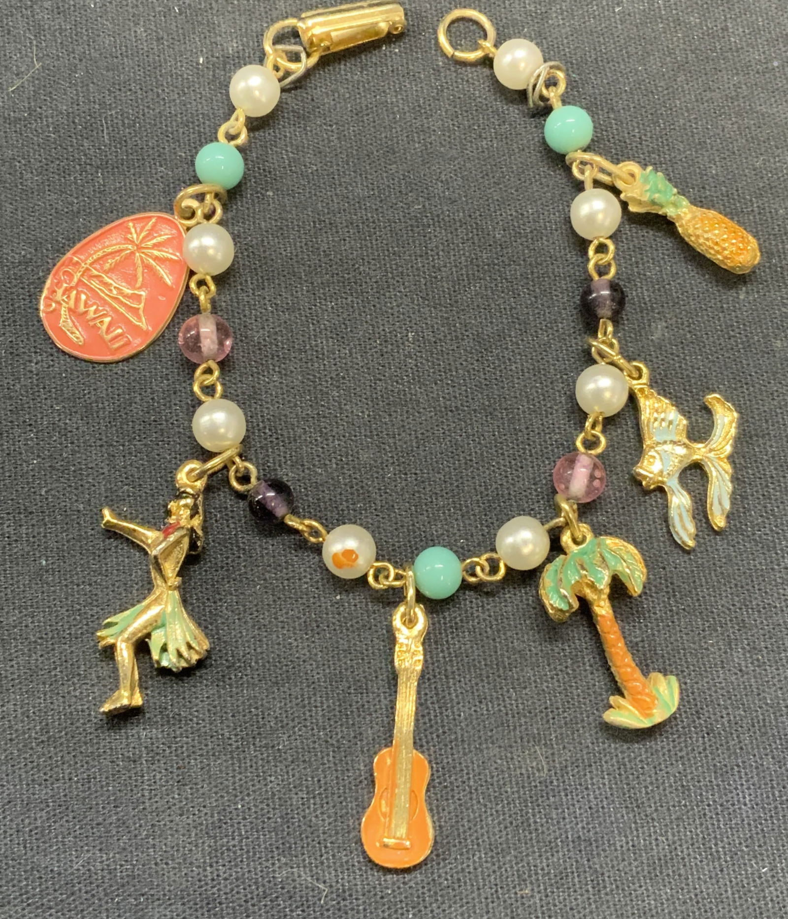 Vintage Gold Tone Hawaii Charm Bracelet (1 of 6)