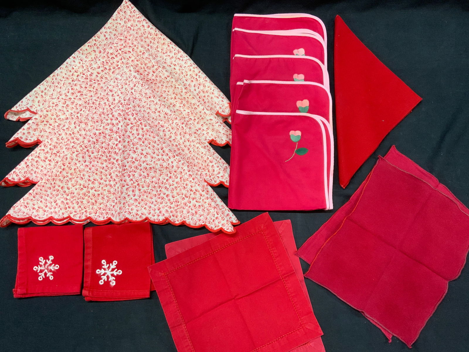 16 Red and Pink Vntg Cotton Table Napkins: Set 5 pink cotton napkins with light pink trim and Applique flower, rounded corners. Measure 14.5 x 15 in. Set 4 Chintz floral cotton napkins, white with pink and red flowers and red embroidered scall