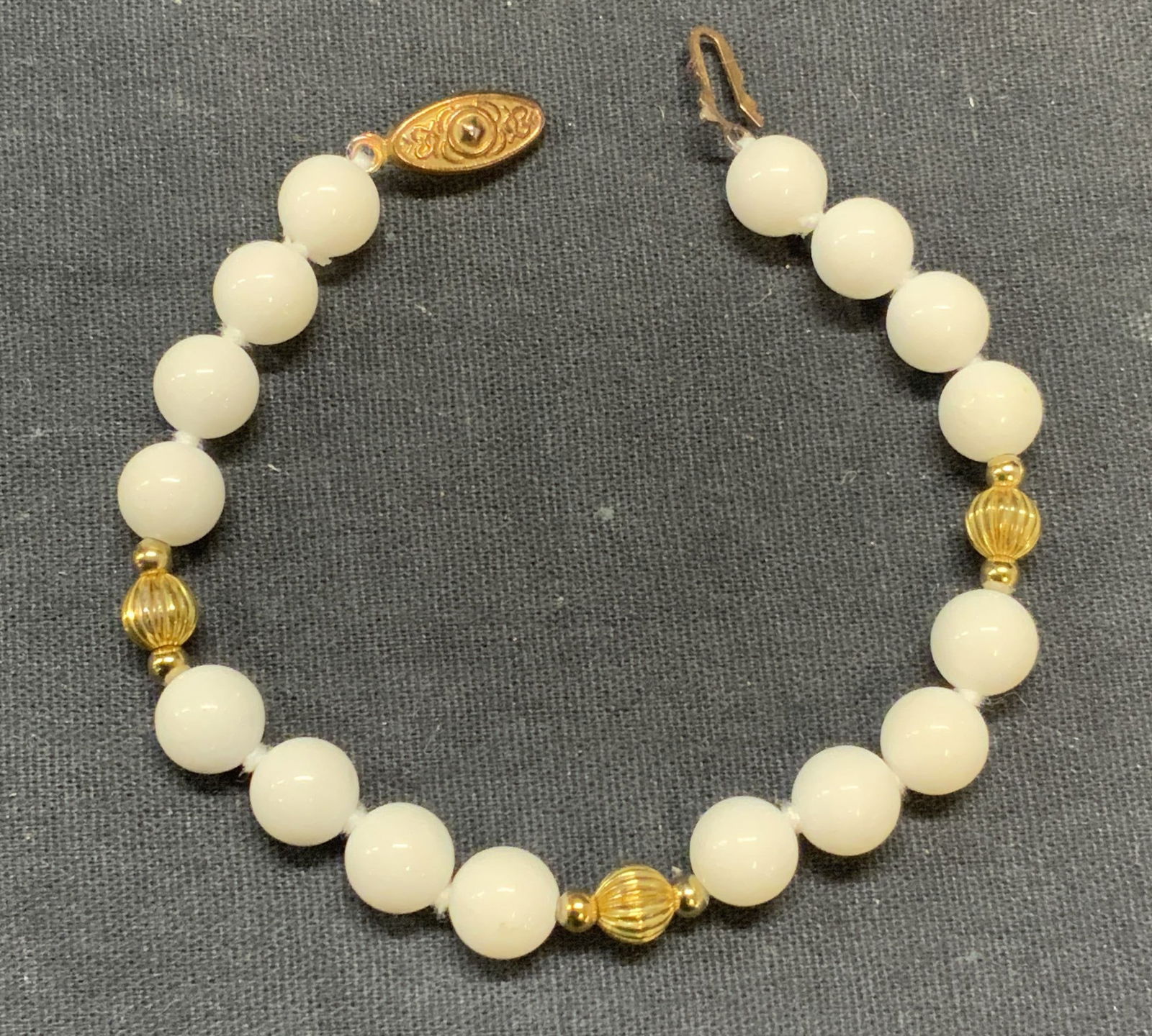 Vintage Gold Tone White Beaded Bracelet (1 of 6)