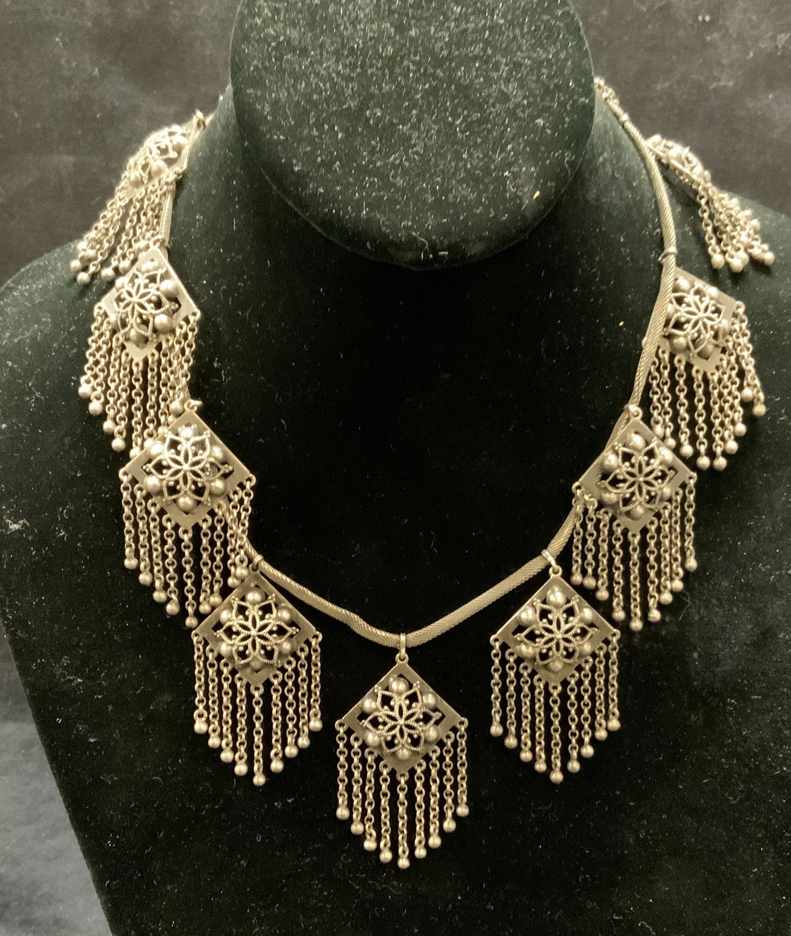 Vintage Silver Tone Pendant Necklace (1 of 6)