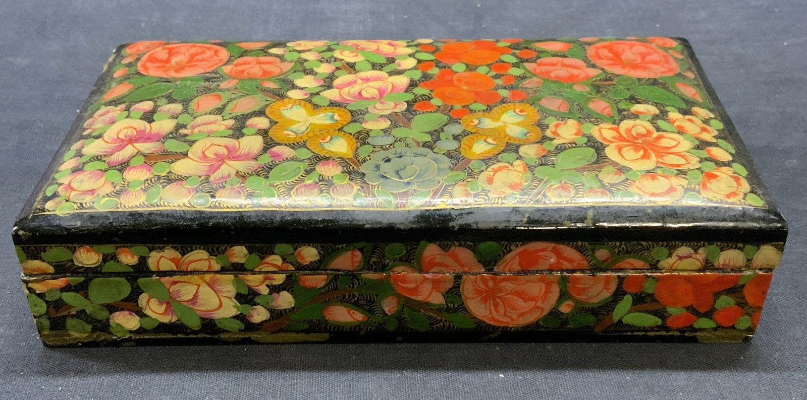 Vintage Floral Lacquered Wood Dresser Box: Vintage floral motif lacquered wood box with gilt detail. Measures approx. 7 x 3.75 x 1.5 inches. Some surface wear including scratching observed. Lacquered wood box, dresser box, jewelry box, floral 