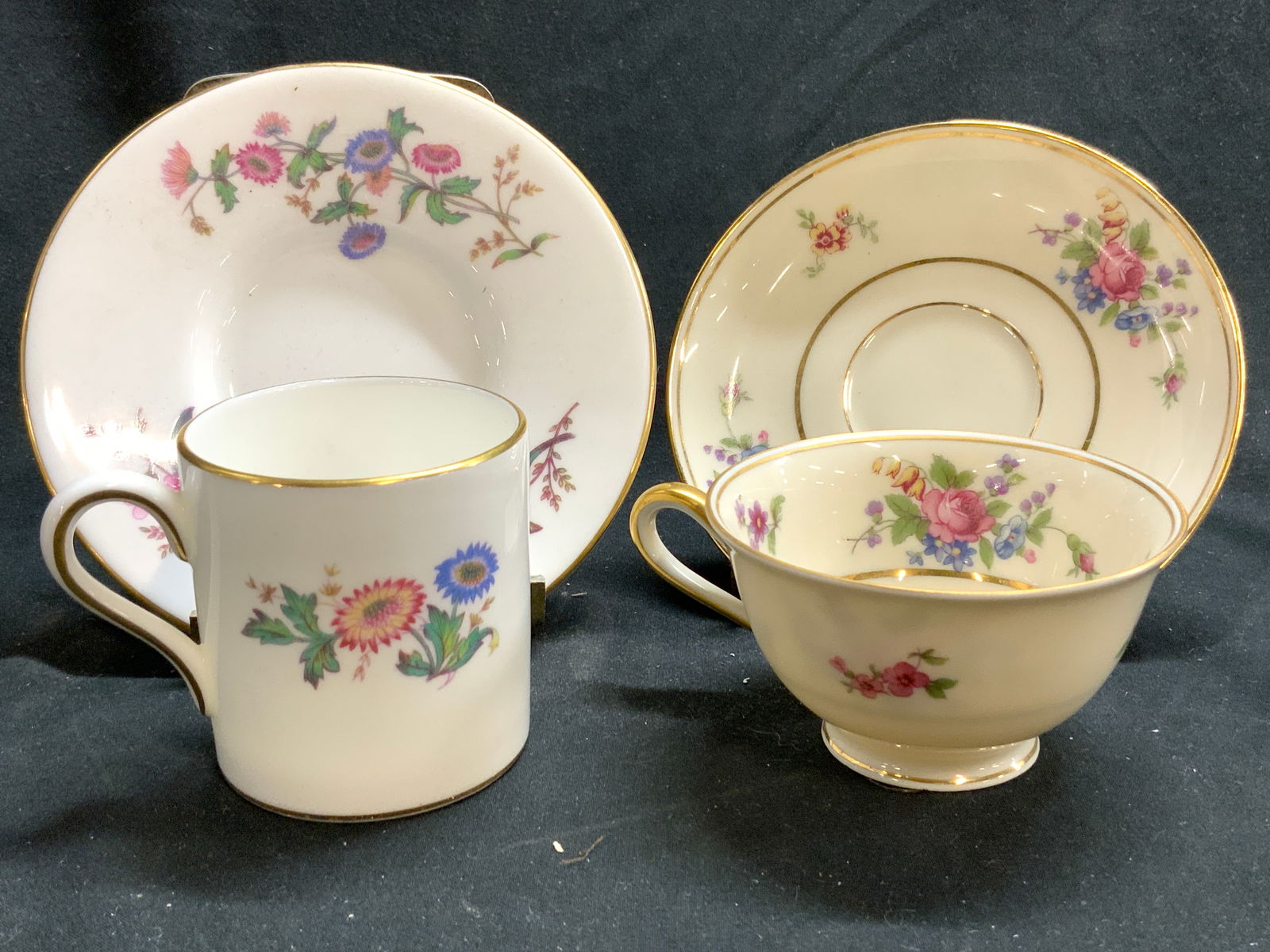 2 Porcelain Teacups & Saucers Wedgwood England + (1 of 8)