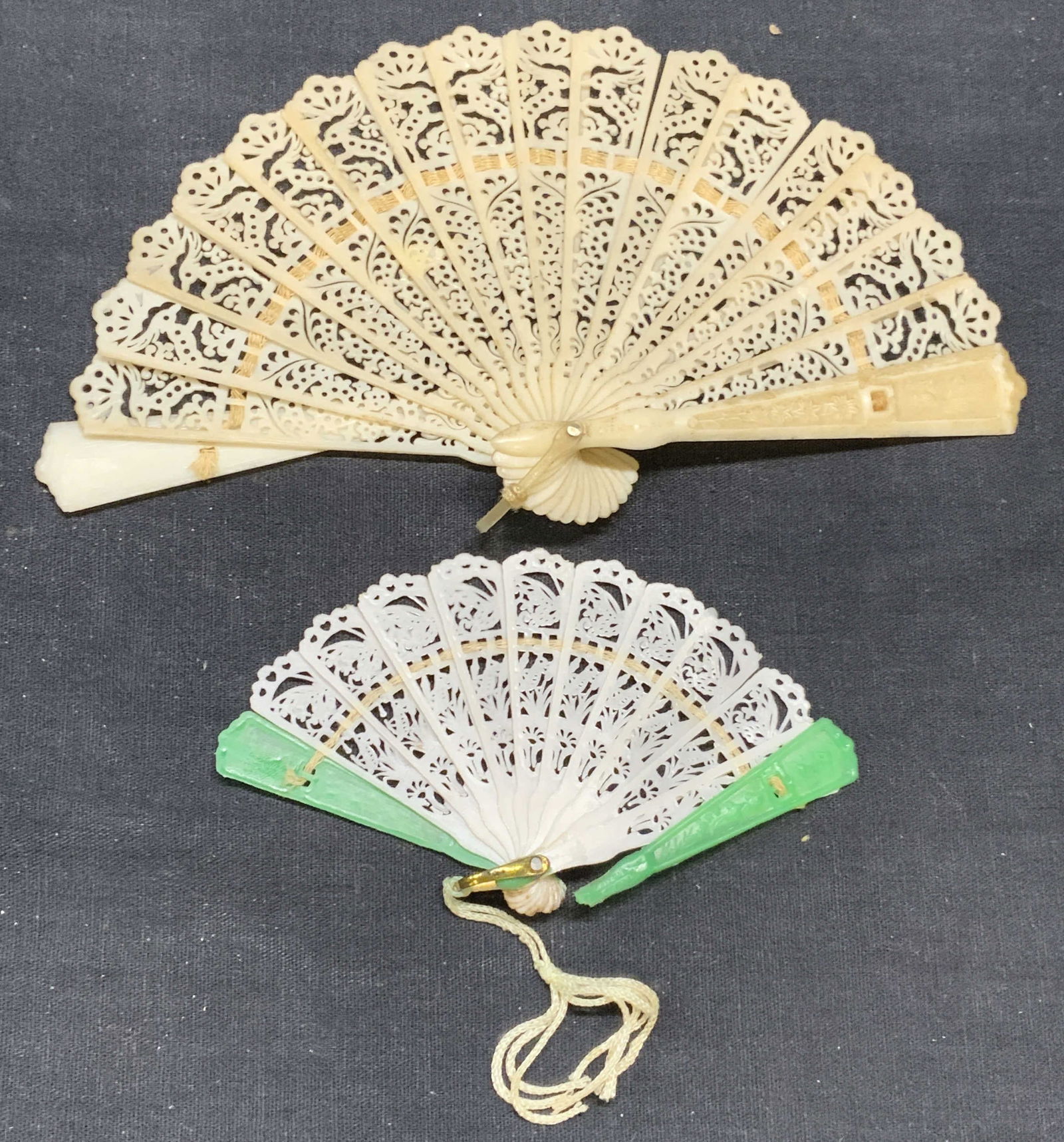 Lot 2 Vintage Cream & White Folding Fans (1 of 7)