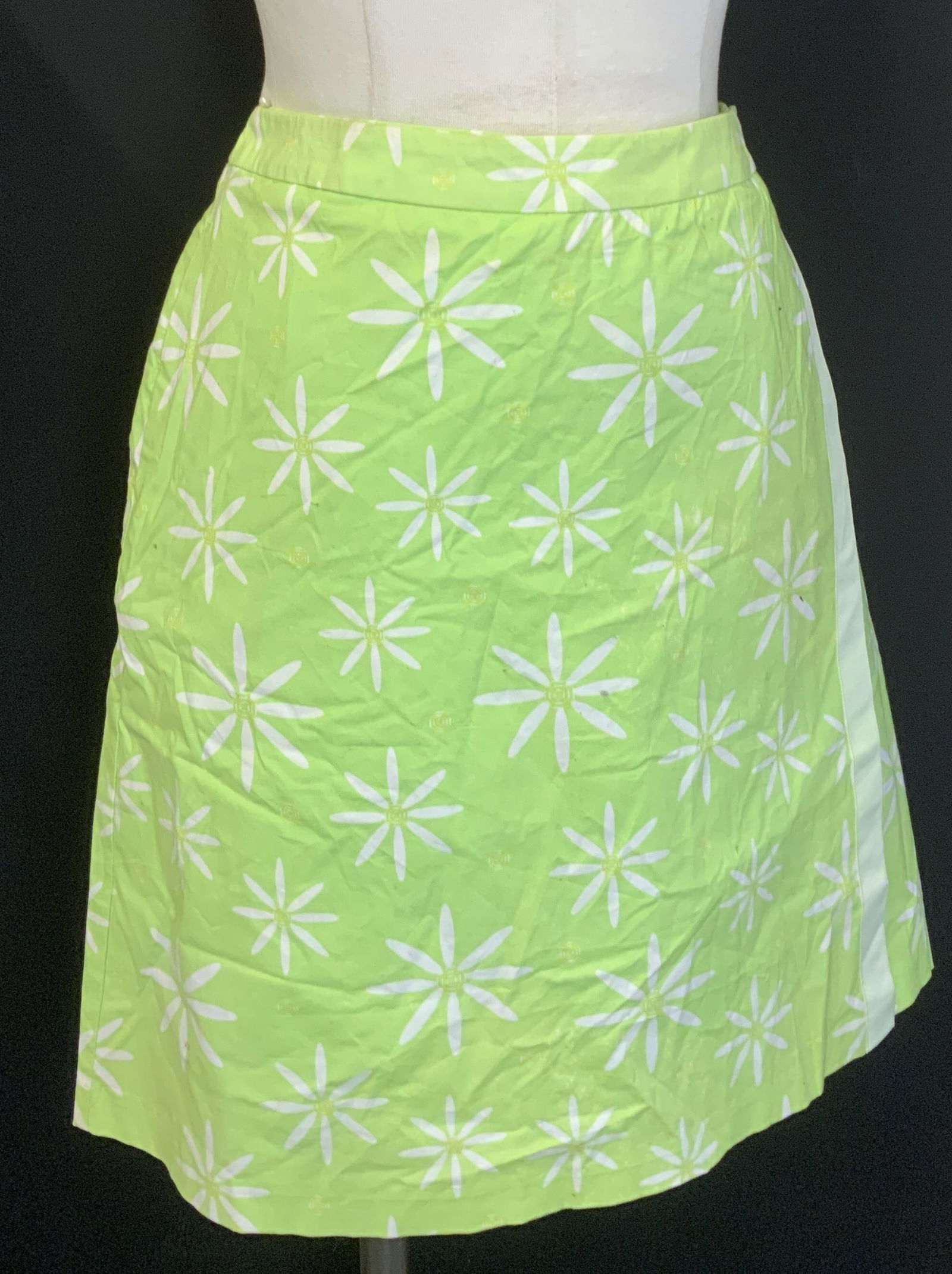 David Brooks Cotton Lime Skort, NWT: Bright lime green cotton and spandex skort, size 10. New with tag. Shorts inseam is 3.5 in. Wrap skirt with button closure, backside zipper. Skirt is 19.5 in. Long. Some discoloration that has the loo