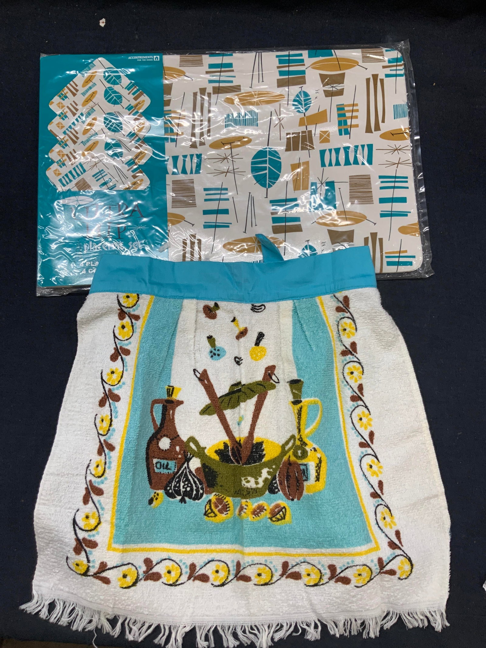 2 Retro Style Placemats & Apron (1 of 9)