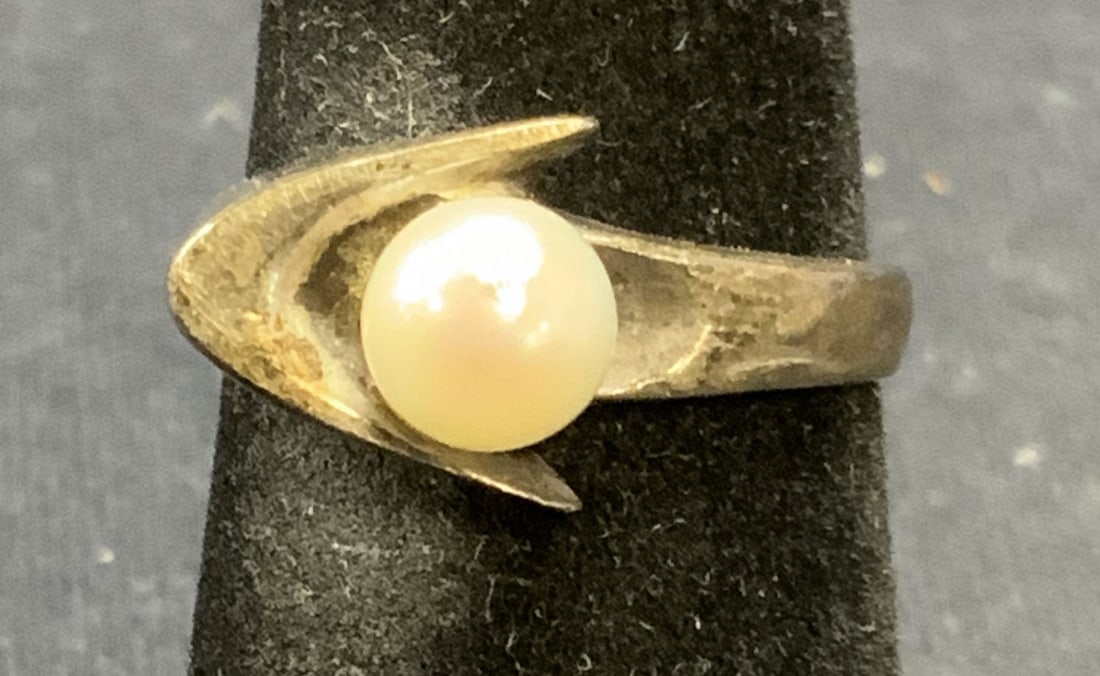 Vintage Sterling Silver & Pearl Ring: Vintage sterling silver ring with pearl. Modernist Style setting. Marked sterling. Ring size 6. Total weight 3.7 grams. Some surface wear including scratching observed. Estate jewelry, fine jewelry, c
