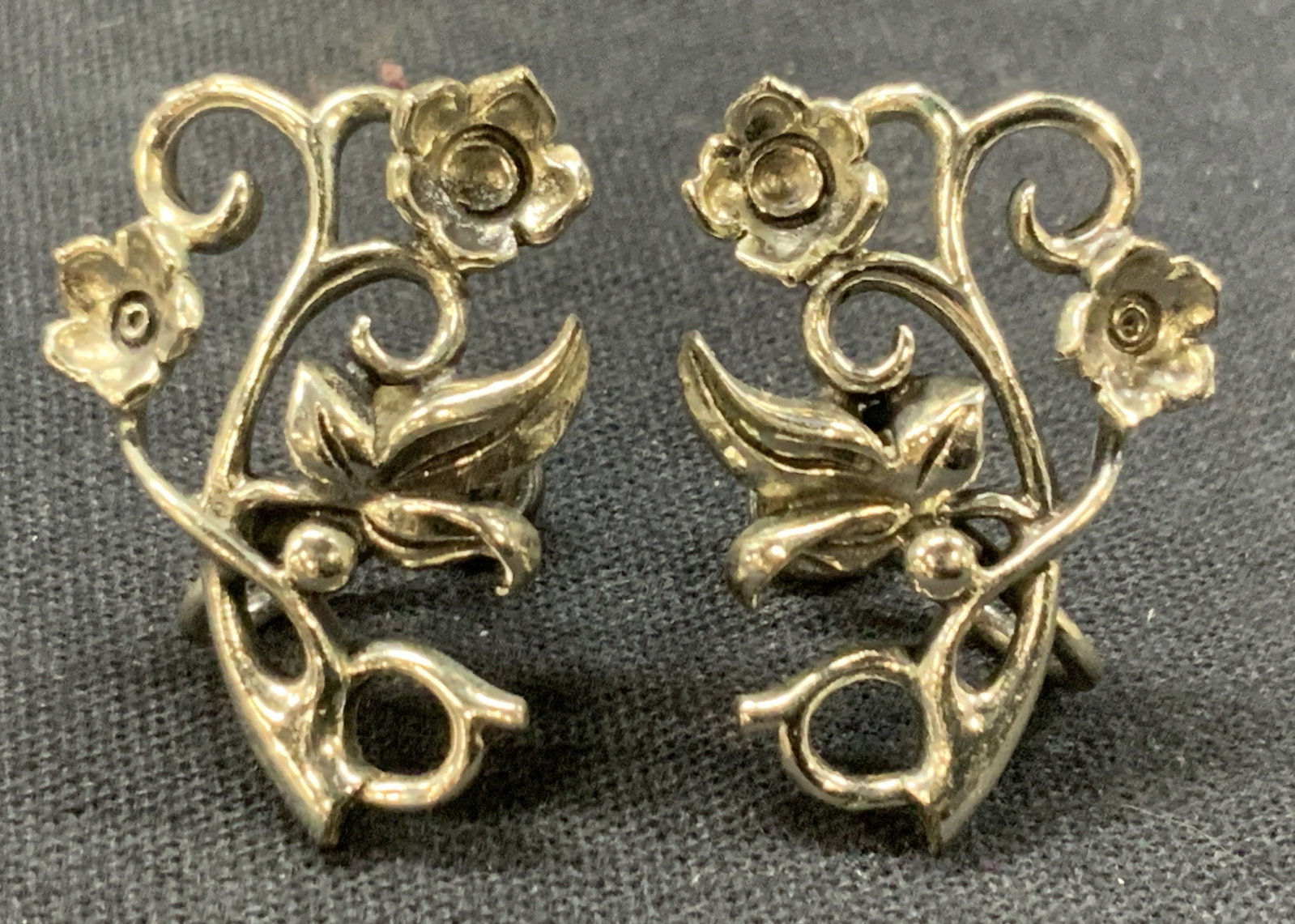 Dane Craft Sterling Silver Clip On Earrings: Pair of clip on earrings with screw backings. Marked Dane craft sterling adorn with scroll and rose motifs, approx 1 inch long. Total weight 0.27 ozt Minor wearing due to age and use. Sterling silver 