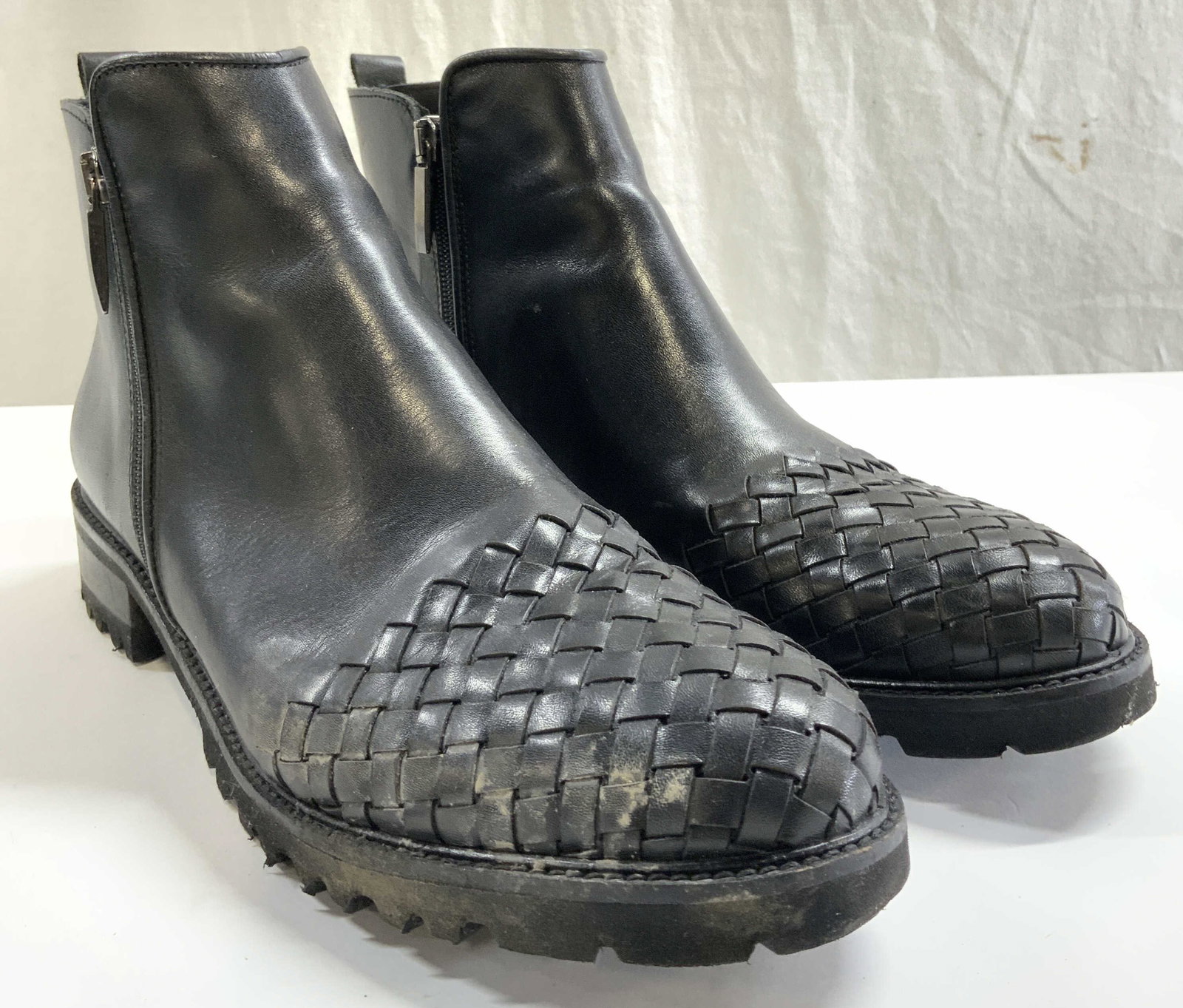 SESTO MEUCCHI Woven Blk Leather Boots ITALY: Interior reads SESTO MEUCCHI MADE IN ITALY. Boots are black toned and leather. Each boot has zippers at sides. Size on Underside reads 10. Toe areas of boots have woven detail. Each boot measures appr