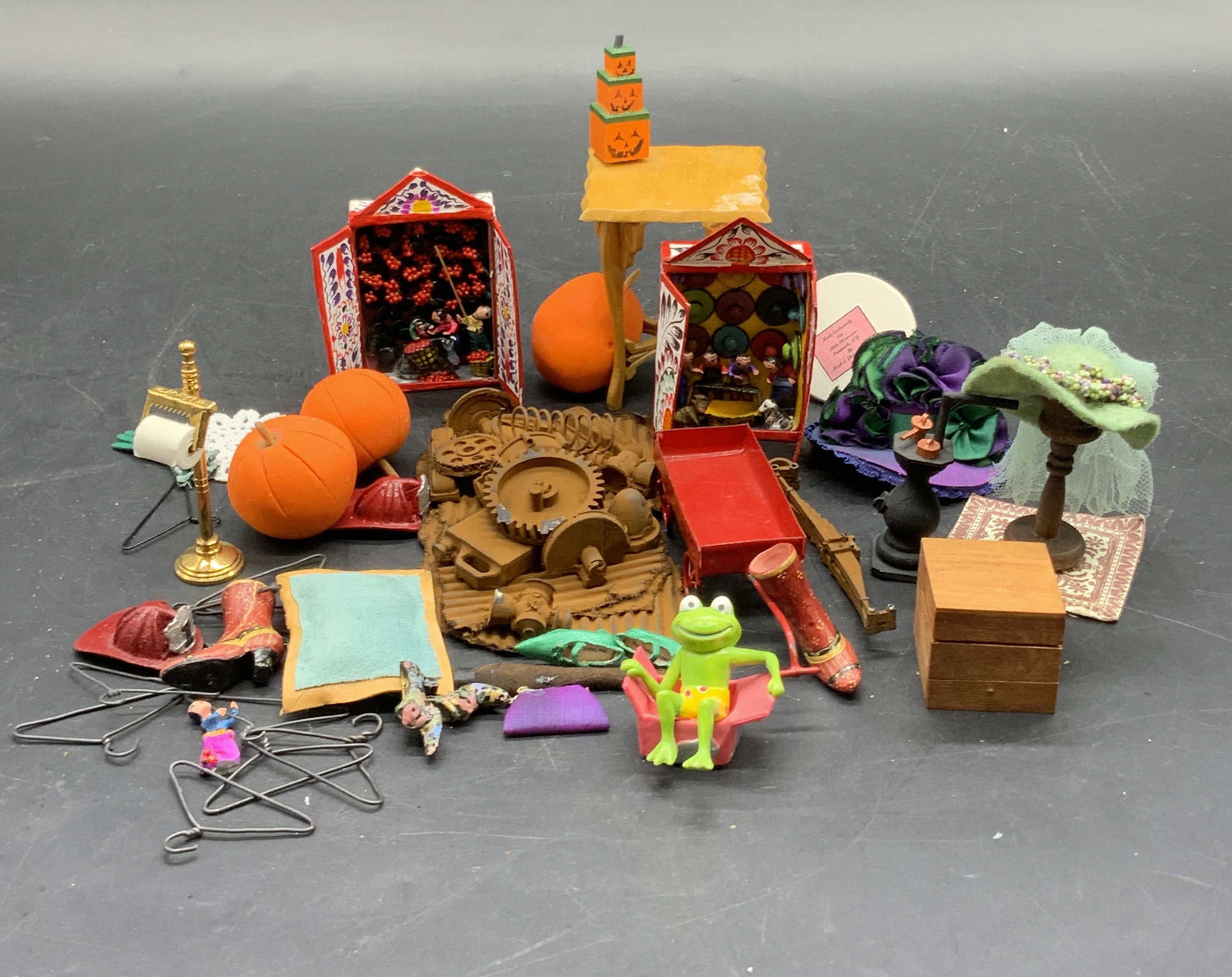 Group Lot Doll House Decor & Miniatures (1 of 10)