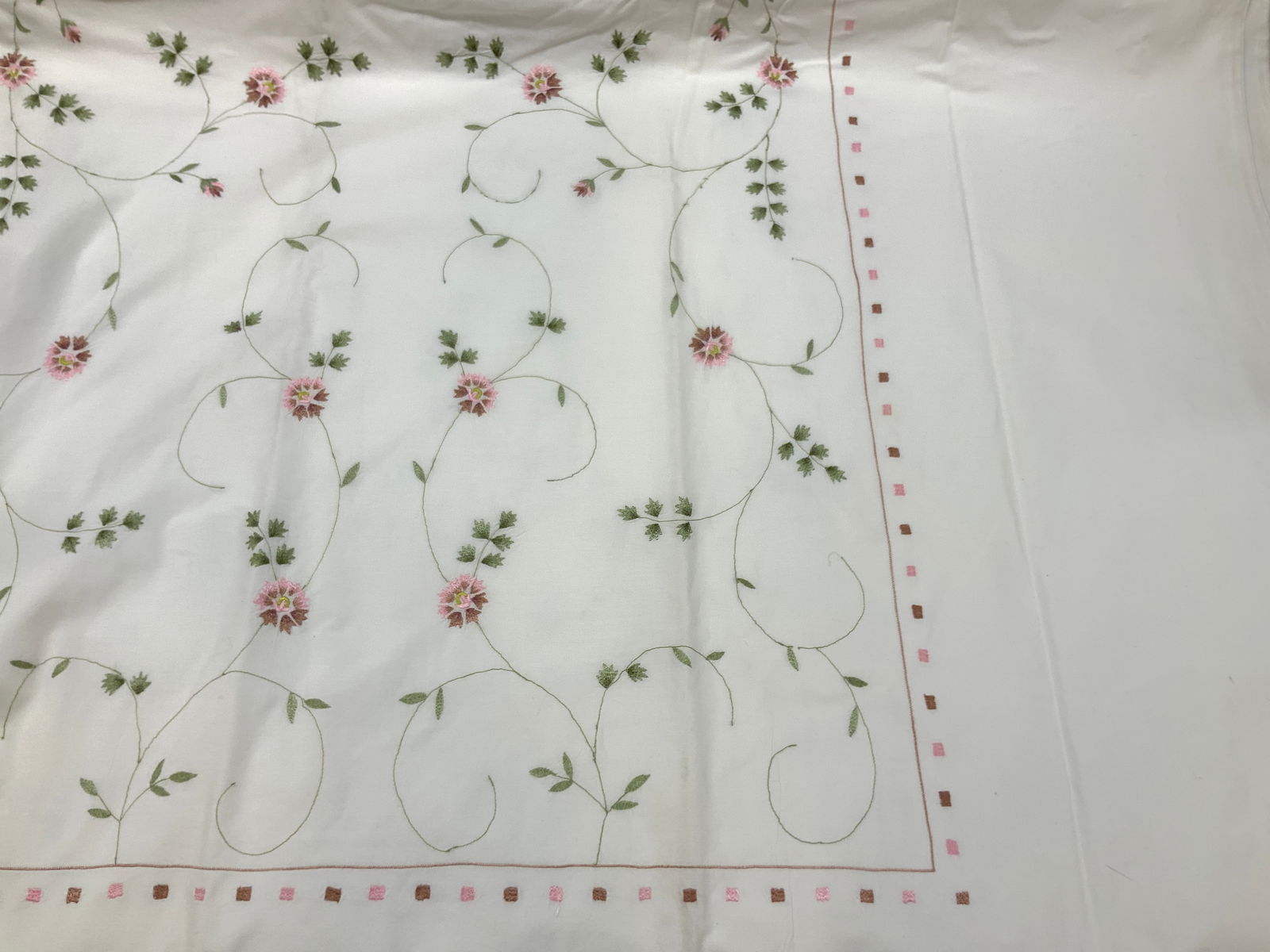 Vintage Floral Embroidered Table Cloth 86in (1 of 6)