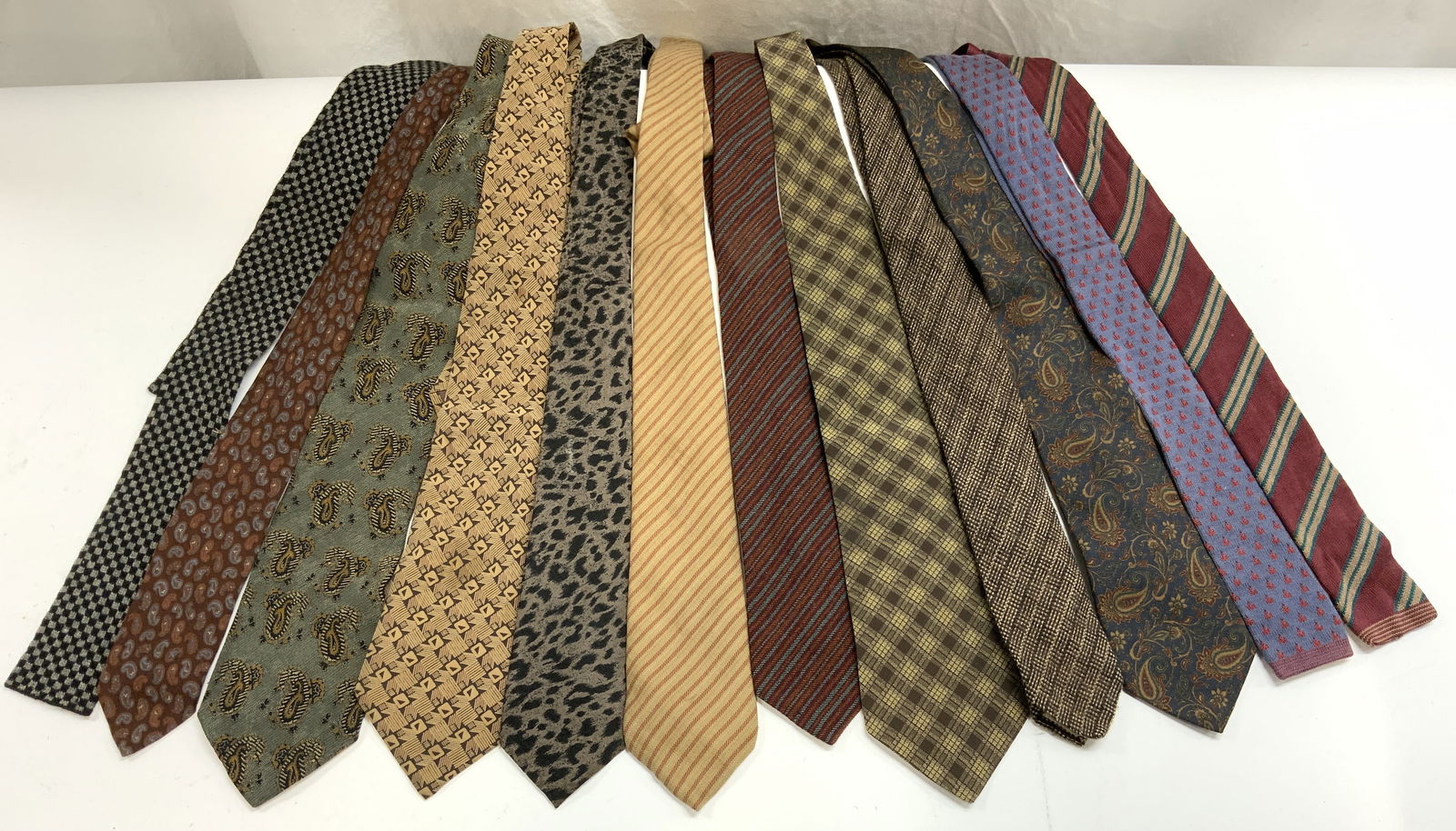 Lot 12 Mens Neckties, Armani, Carrano & More: Lot includes 12 neckties. Each have various tones & various patterns. Some brands include GIORGIO ARMANI, HANAE MORI PARIS MONSIEUR, CARRANO & More. Largest necktie measures approximately 4.25 inches