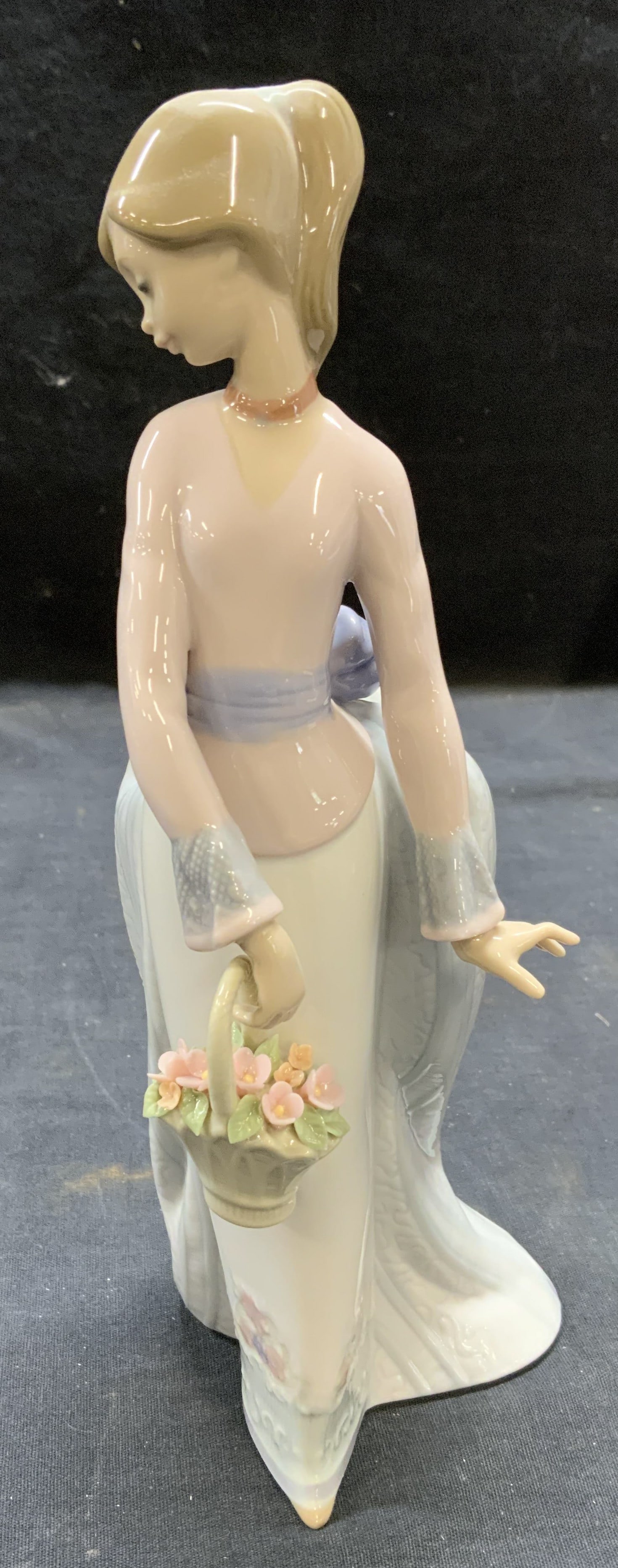 Lladro Porc Basket of Love Woman Figural Spain W Box (1 of 6)