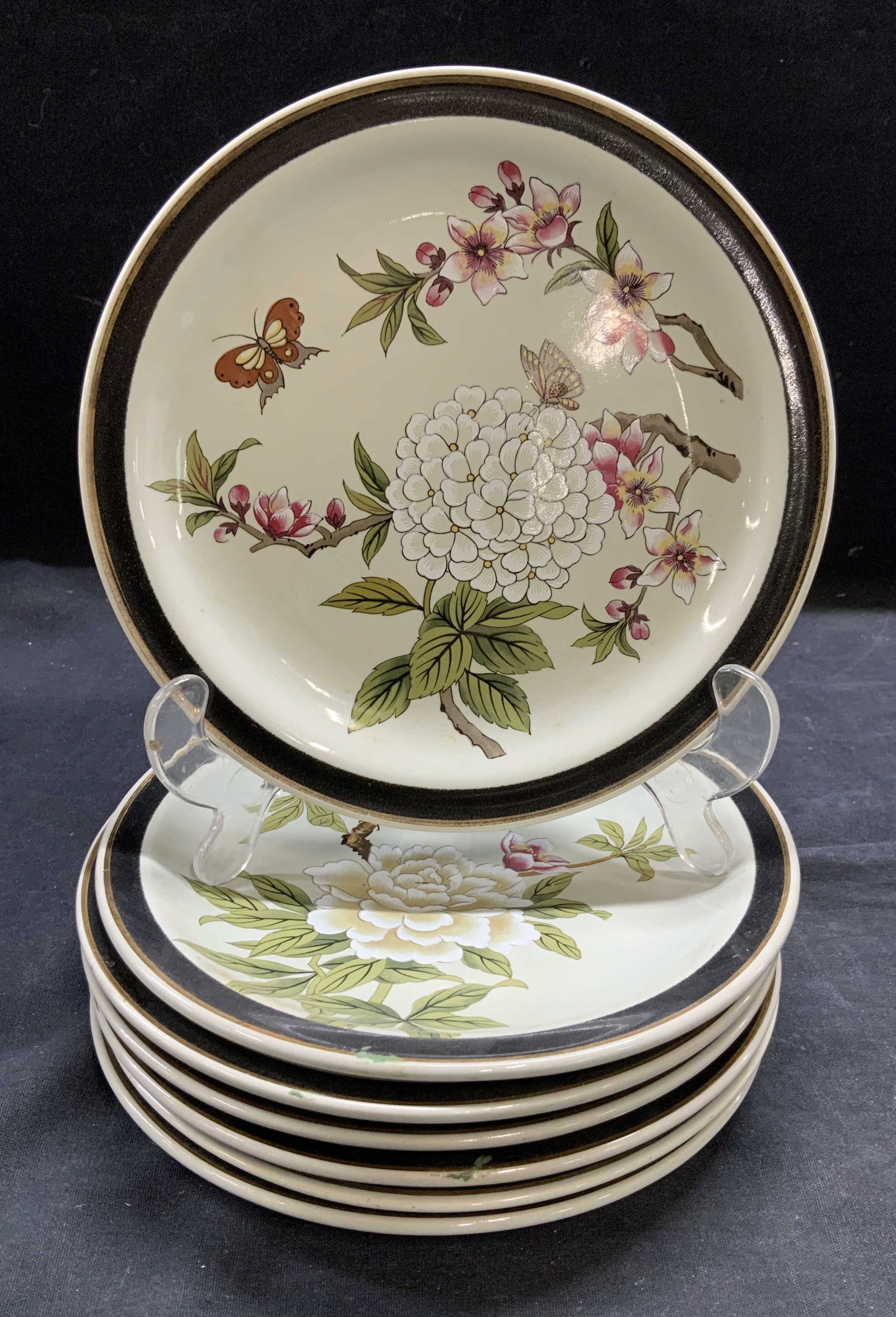 Set 7 Shafford Chinese Garden Porc Plates Japan: Set of 7 Shafford porcelain plates in Chinese garden pattern. Floral motifs. Trademarked to undersides. Made in Japan. Measure approx. 7.5 inches wide each. All pieces have some surface wear including