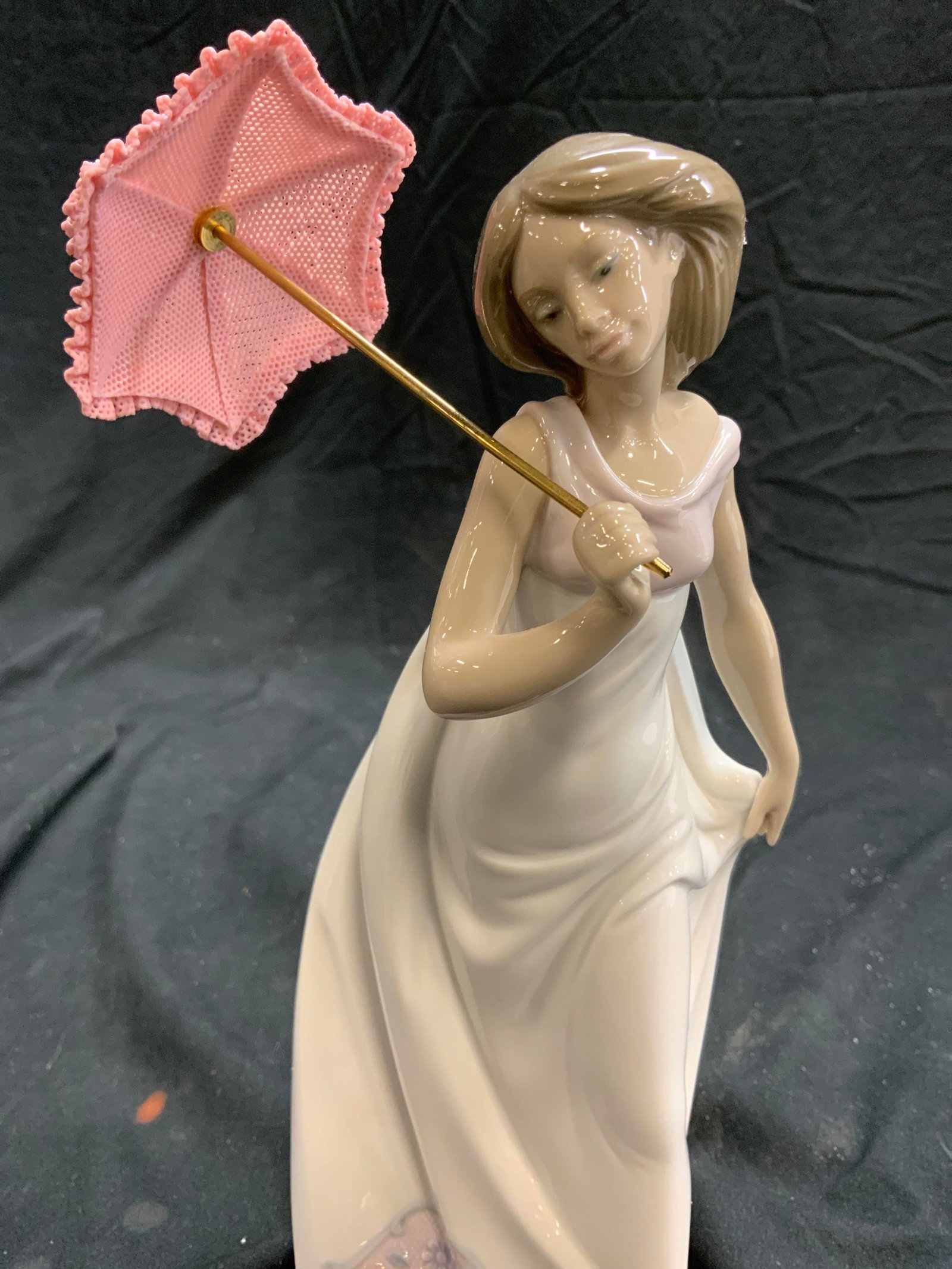 LLADRO Afternoon Promenade Porc Figural Spain W Bx: Lladro figural no. 07636 , titled Afternoon Promenade.. Handmade in Spain. Lady in a dress holding an umbrella . c 1994. Additionally Hallmarked Collectors Society c 1995., 9.5 in. Tall x 4.5 in. Wide