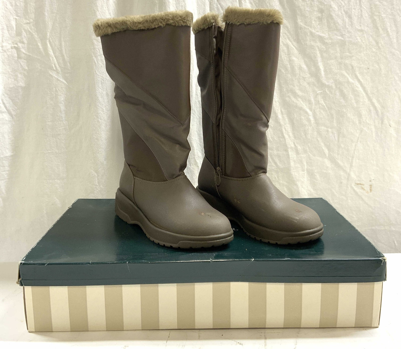 NATURALIZER Pair Womens Winter Boots W Bx 7M: Boots and Box are trademarked NATURALIZER. Boots are size 7M. Each appear to be rubber and nylon with zippered medial area. Boots are mocha toned. Interior has faux Fur lining. Boots measure approxima