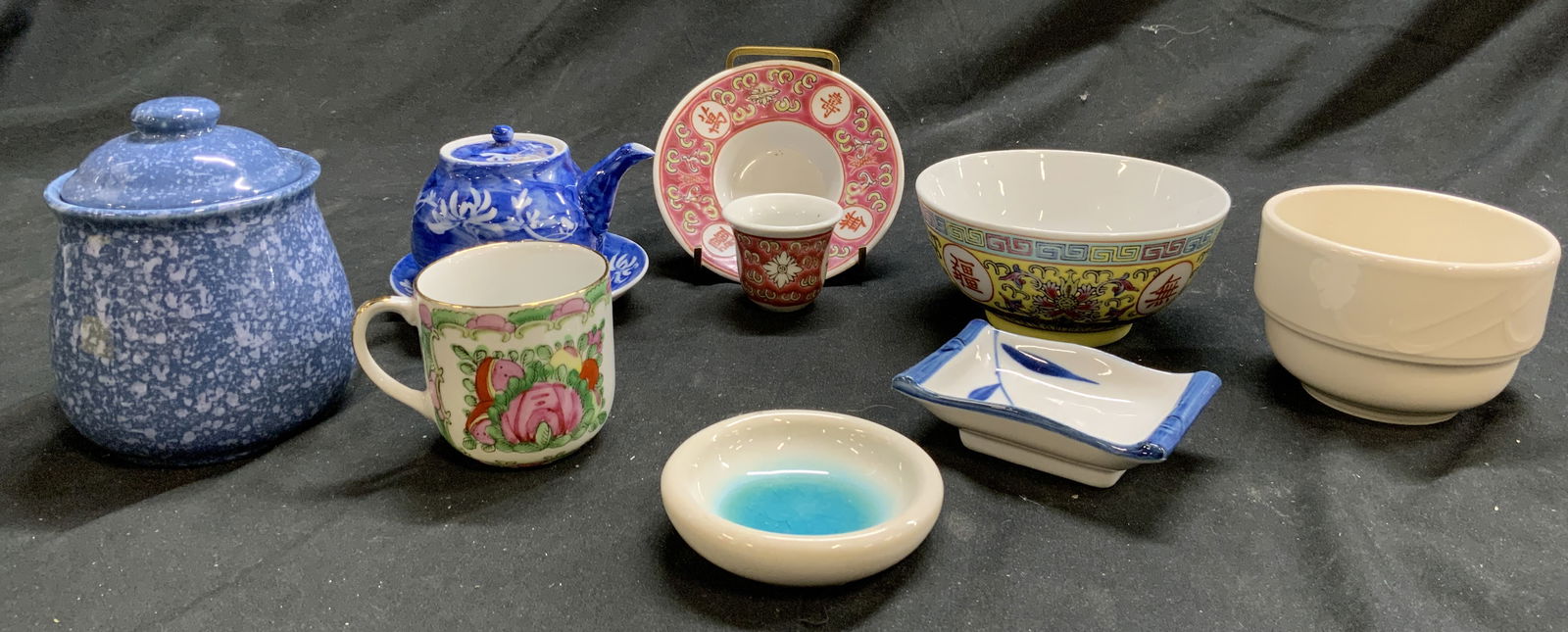 Lot 10 Asian Porcelainware (1 of 9)