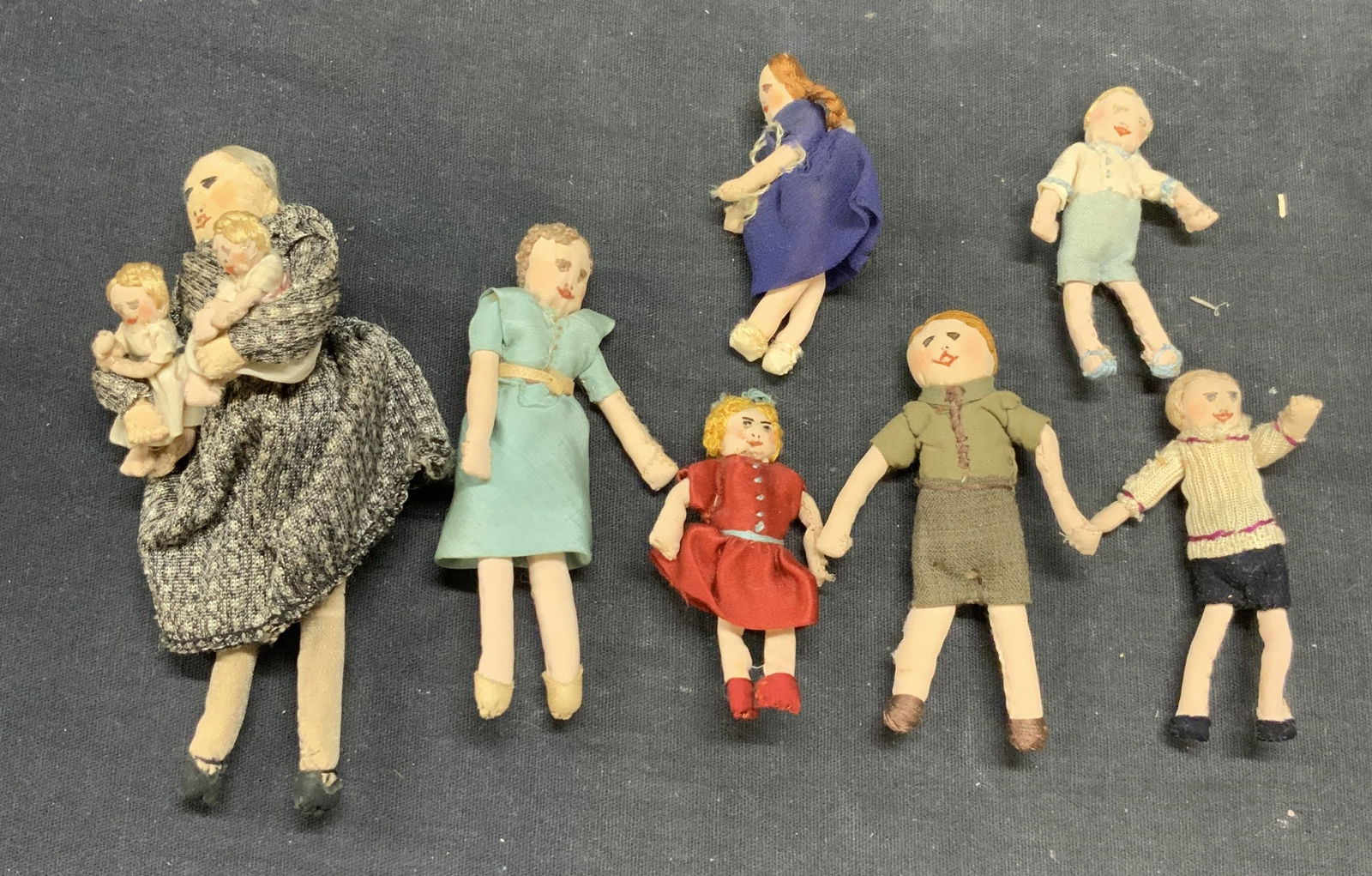 Lot 7 Vintage Handmade Fabric Dolls (1 of 6)