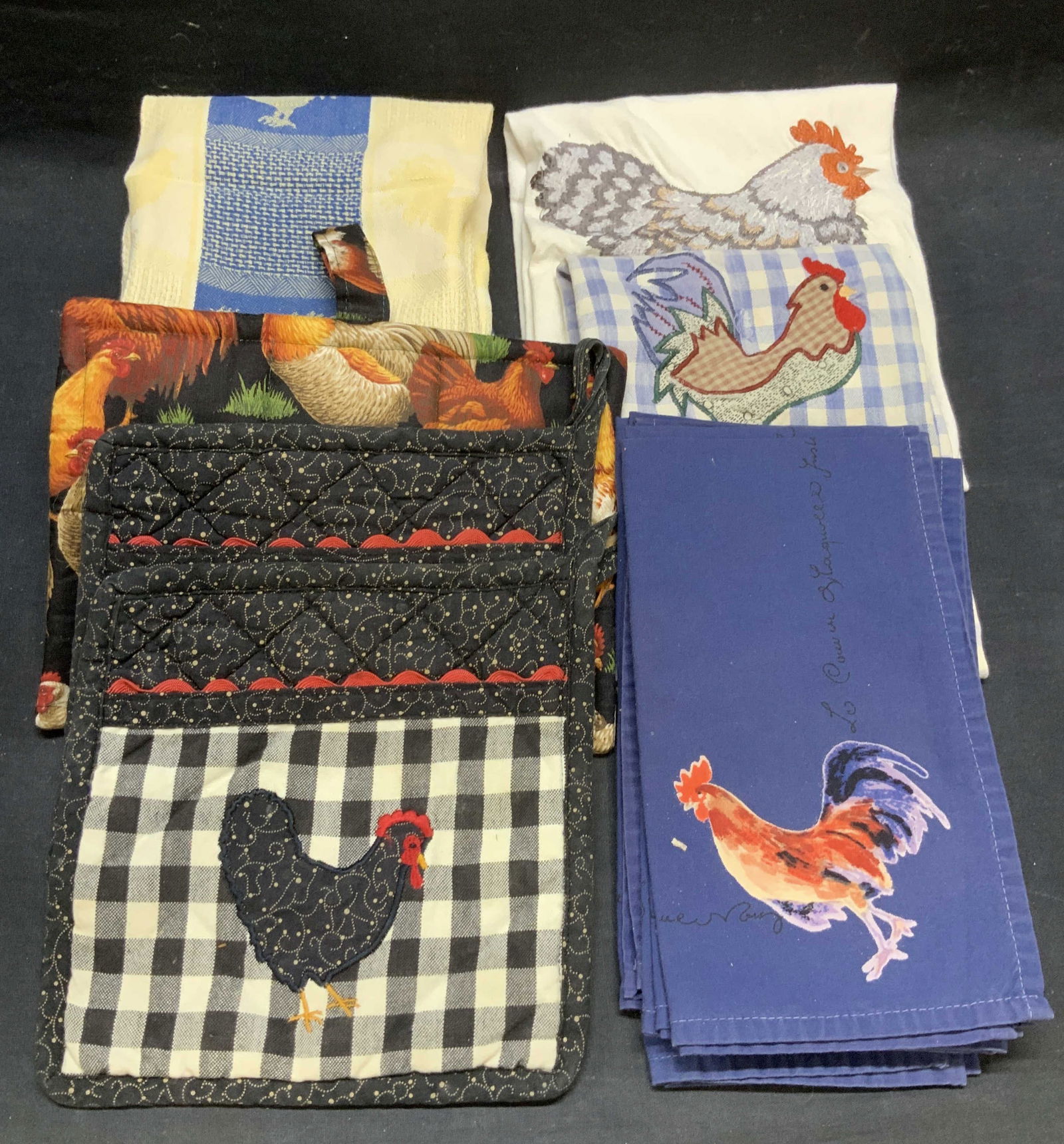 Lot 13 Rooster Motif Table Linens & More (1 of 7)