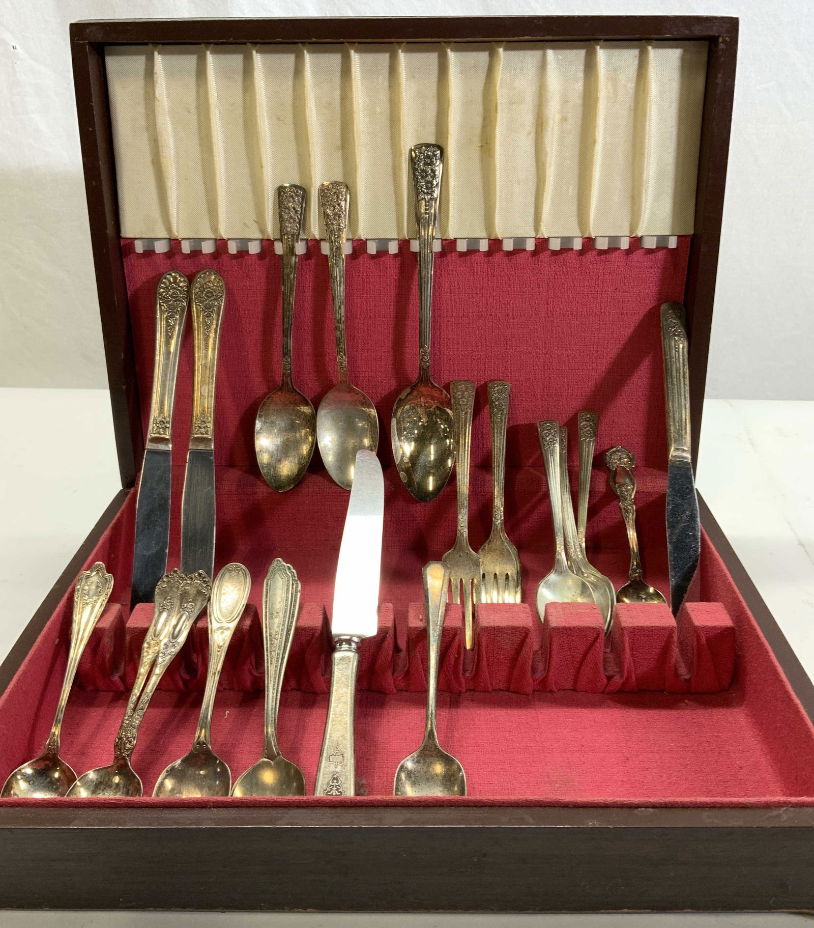 28 Silver Belle,1881 Rogers + Silver Pl Flatware (1 of 8)