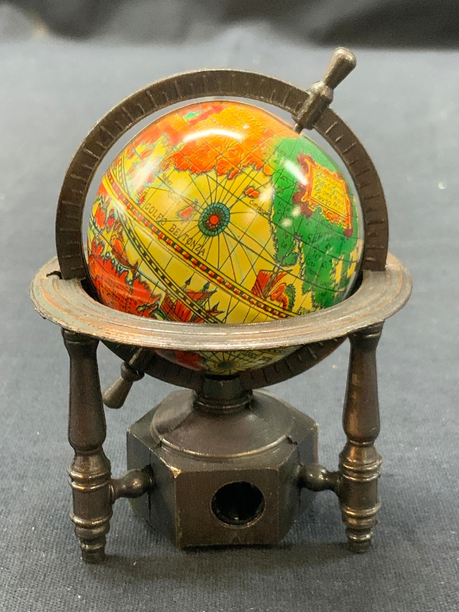 Vtg Metal Miniature Globe Pencil Sharpener (1 of 6)