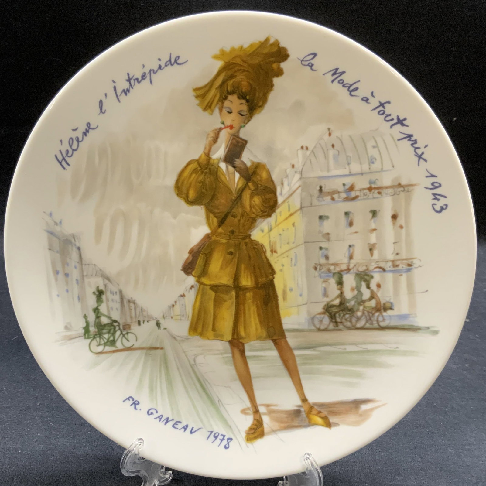 Lm Ed D ARCEAU Limoges Porcelain Femmes Plate 1978: Limited edition DARCEAU Limoges porcelain plate. Les Femmes Du Siecle 1943 series. Issued 1978. Hand painted decoration featuring fashionably dressed woman. Measures approx. 8.5 inches diameter. In go