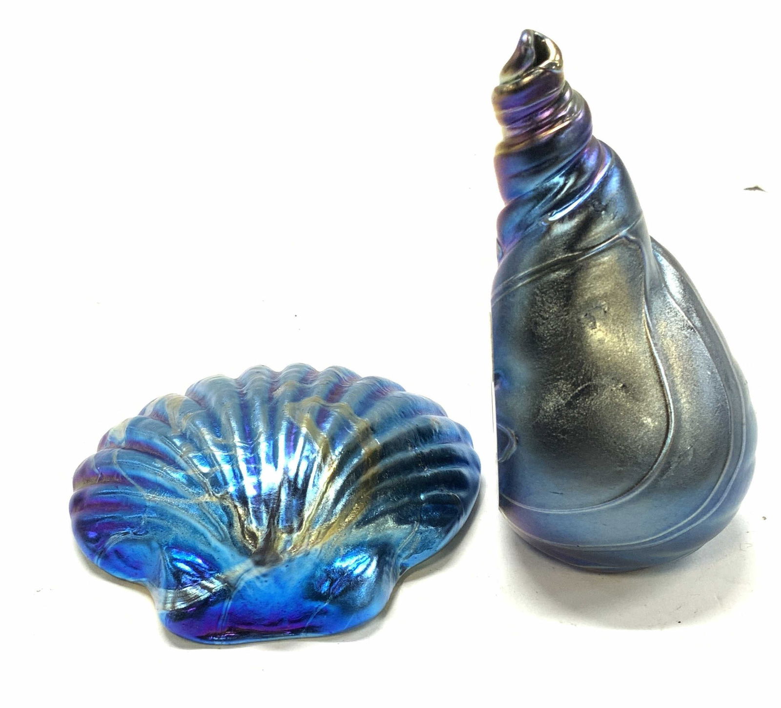 2 Sgn C Heaney Blown Glass Scallop&Snail Australia: Colin Heaney Hand blown iridescent glass beachcomber paperweights, both items signed and with a sticker label that reads HEANEY GLASS HAND MADE IN AUSTRALIA. SCALLOP measures 3.25 in. Wide. Snail shel