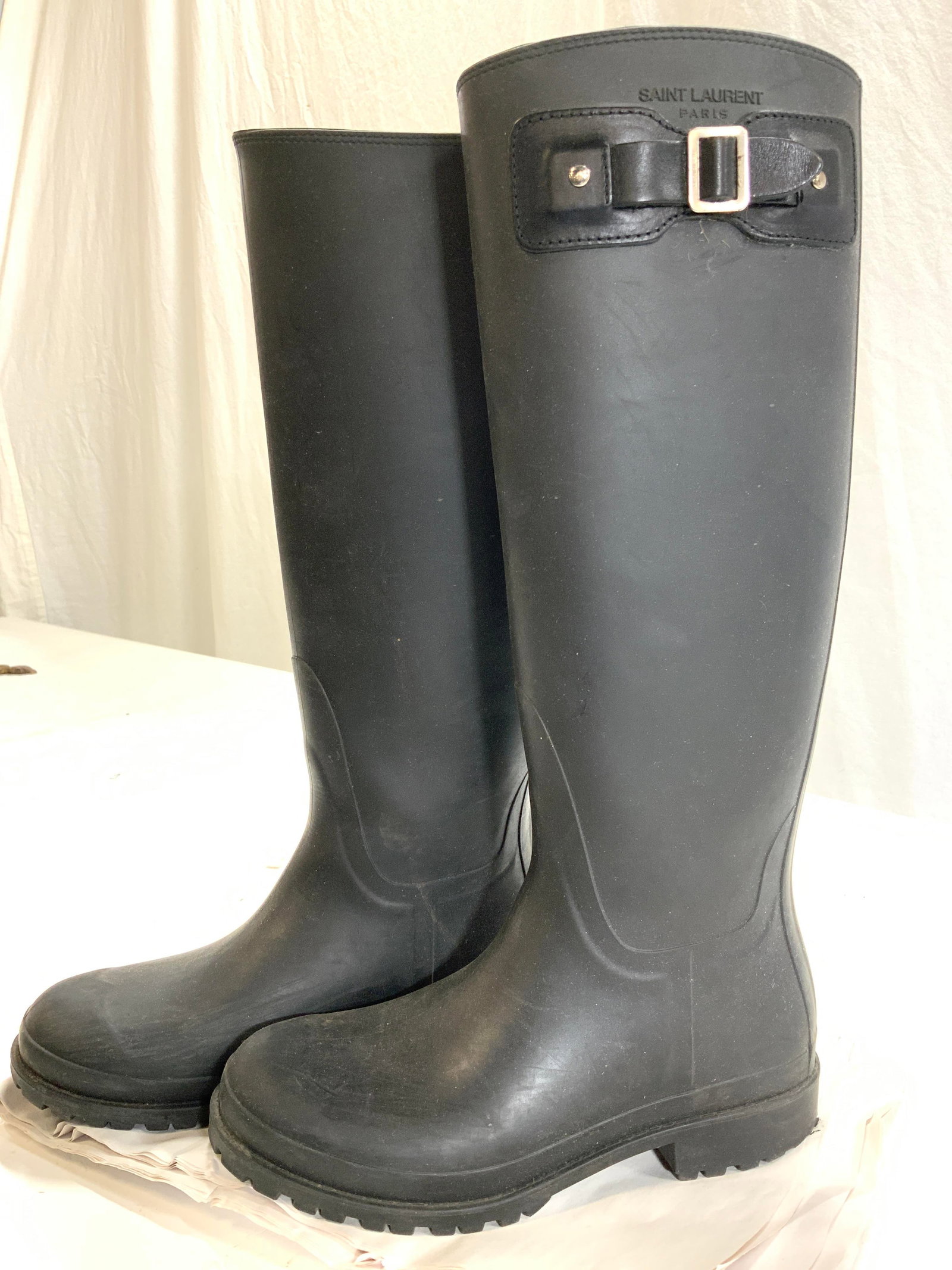 YVES Saint Laurent Pairs Wading Boots, Italy: Luxury French designer wear YVES Saint Laurent Paris rubber wading boots with side buckle , made in Italy. Size 36. Item number MI 427315. Some surface scratches, clean interior , leather interior sol