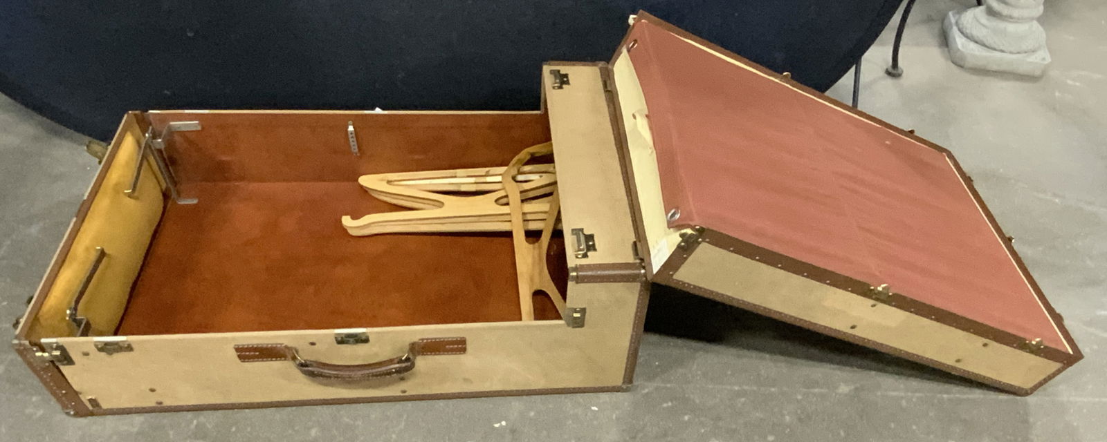 HARTMAN COMPANY No. 151 Vntg Wardrobe Trunk (1 of 12)