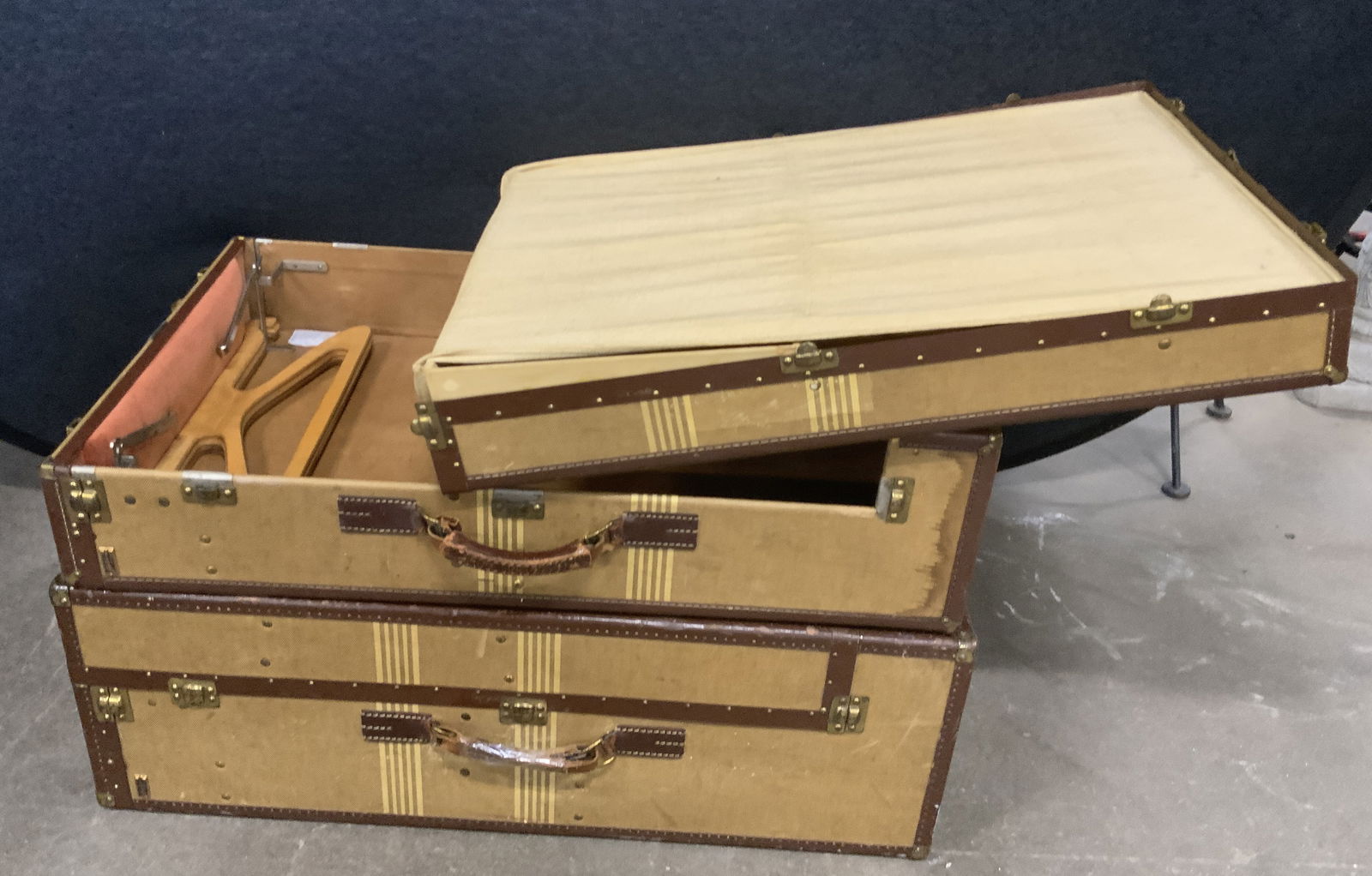 Lot 2 HARTMAN COMPANY Travel Wardrobes (1 of 9)