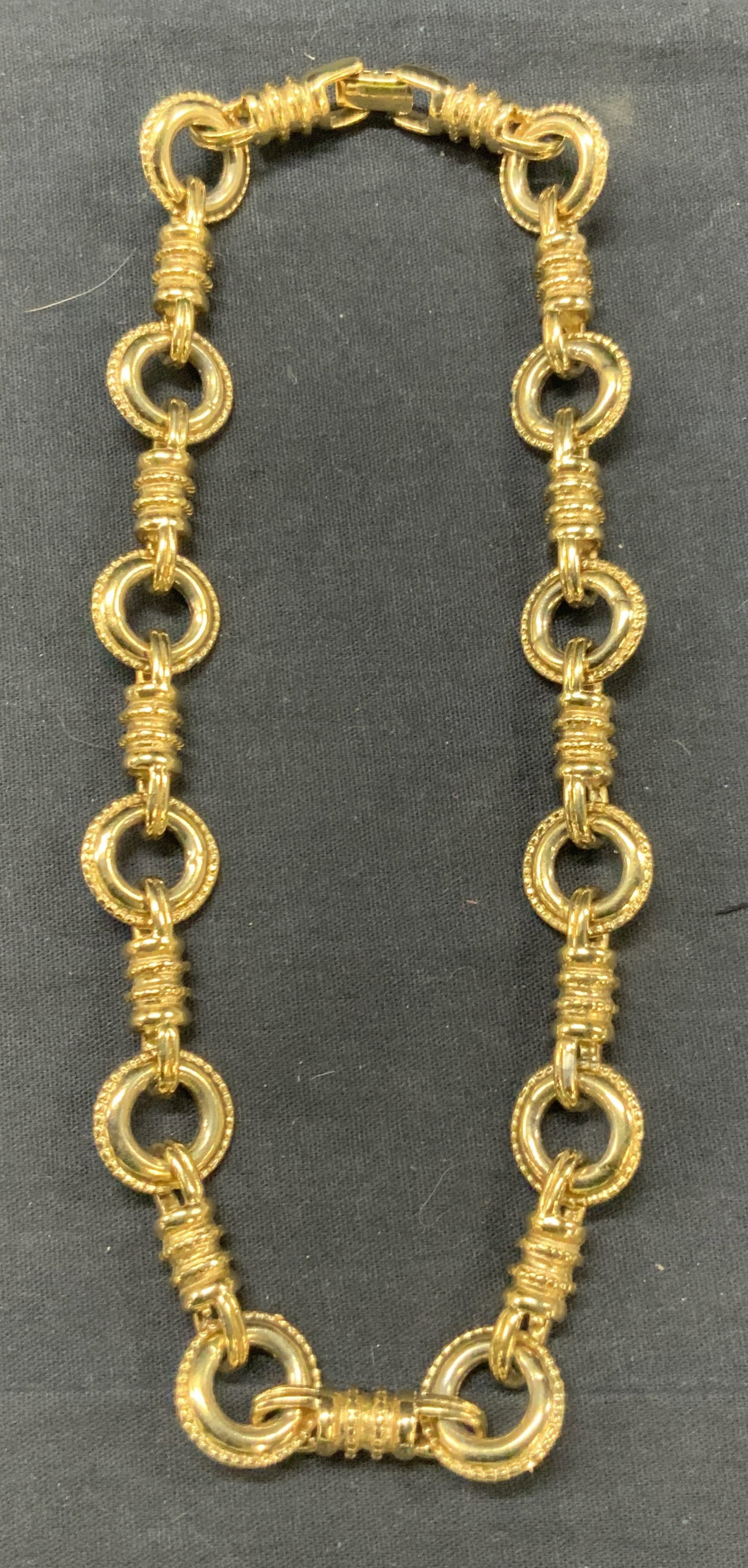 Vntg Gold Tn Chain Collar Necklace: Vintage gold toned collar bone Necklace with interlocking chains. Approx 7 inches long Moderate wearing to gold tone and metal due to age and use. Vintage necklace, costume jewelry, jewelry, choker ne