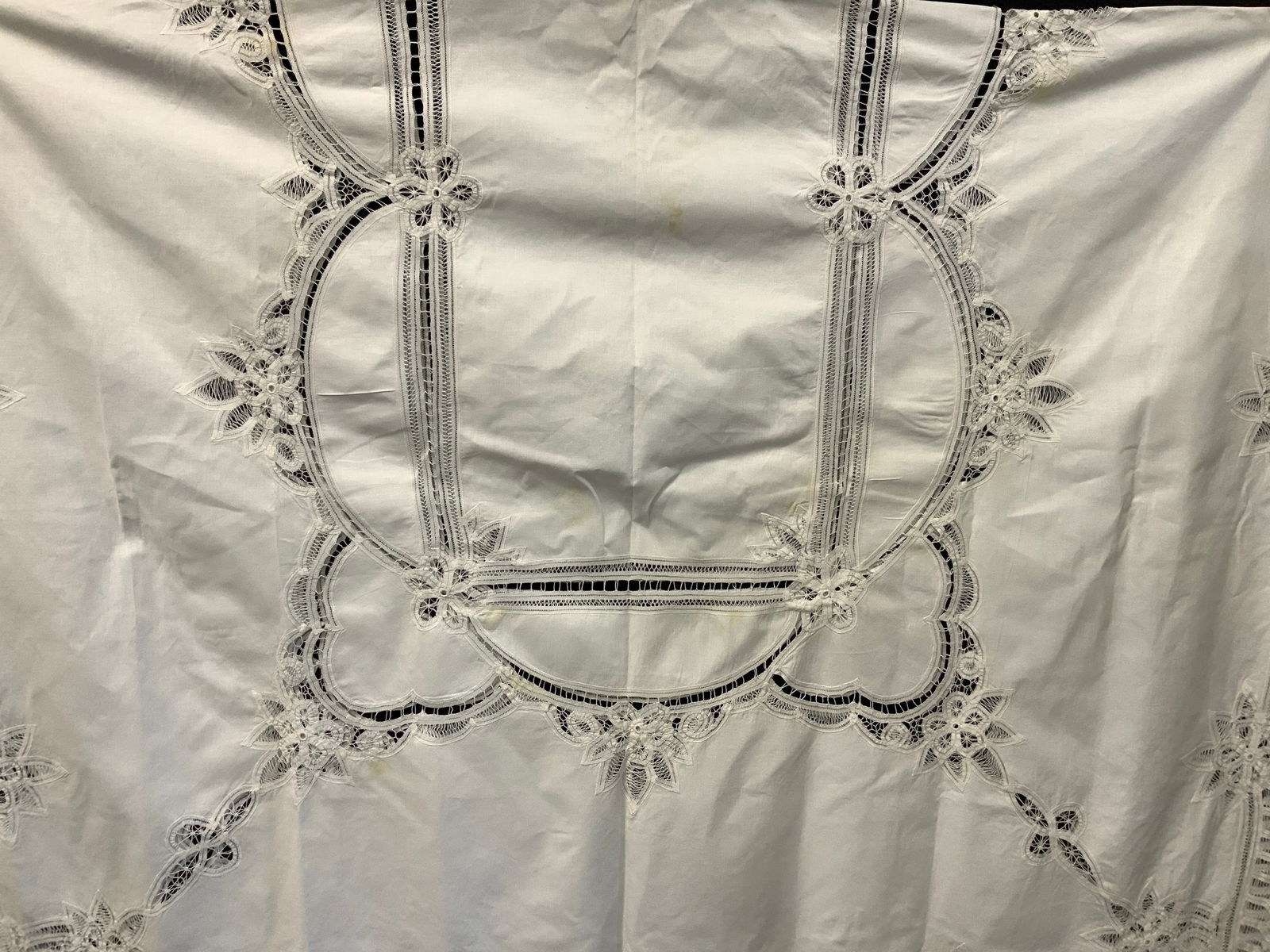 Vtg Battenberg Lace & Linen Tablecloth (1 of 7)
