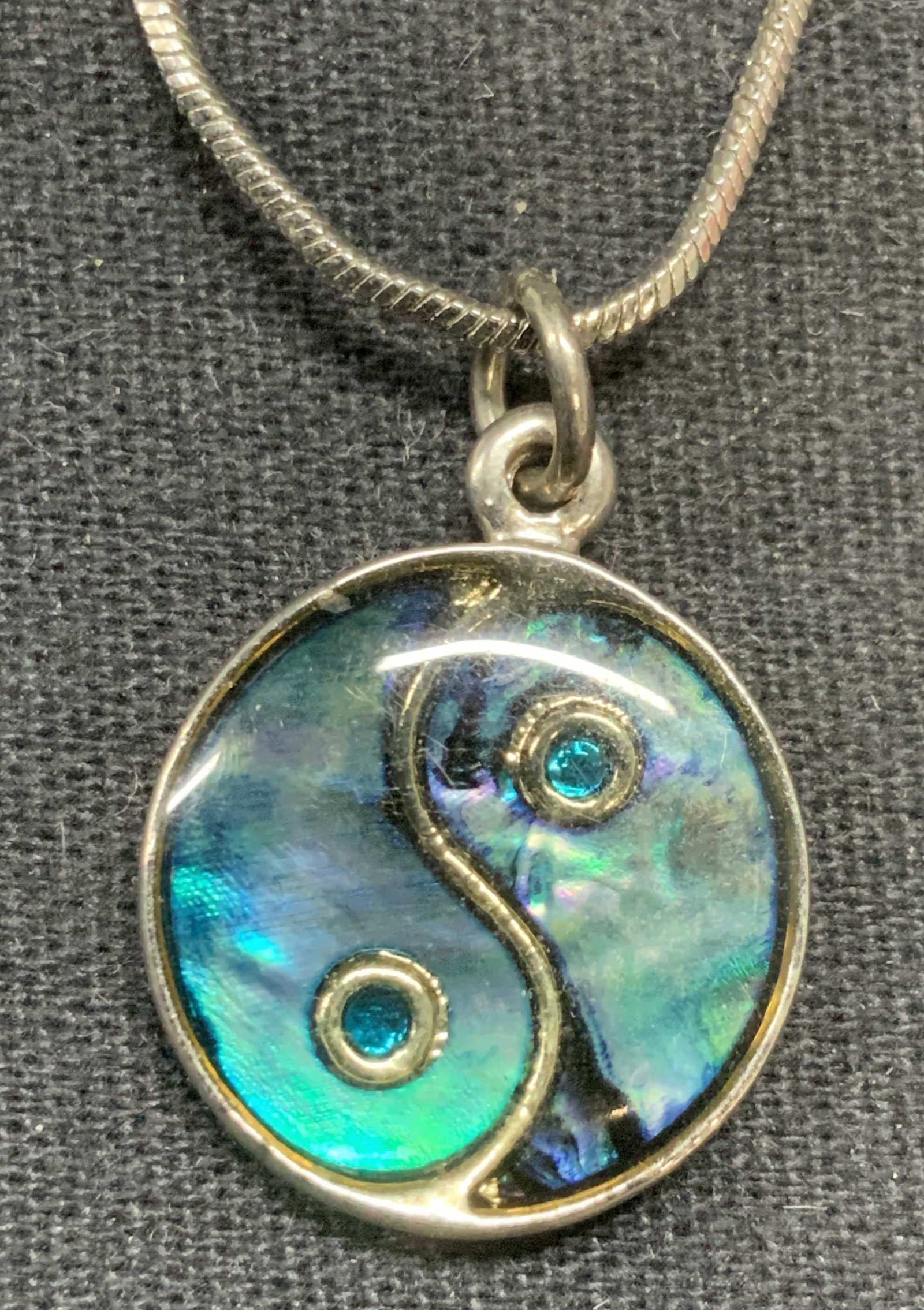 Silver Tone Yin Yang Pendant Necklace: Silver tone necklace with enameled yin Yang pendant. Drop length approx. 7.5 inches. Pendant measures approx. .75 inches wide. Some surface wear including scratching observed. Estate jewelry, costume 