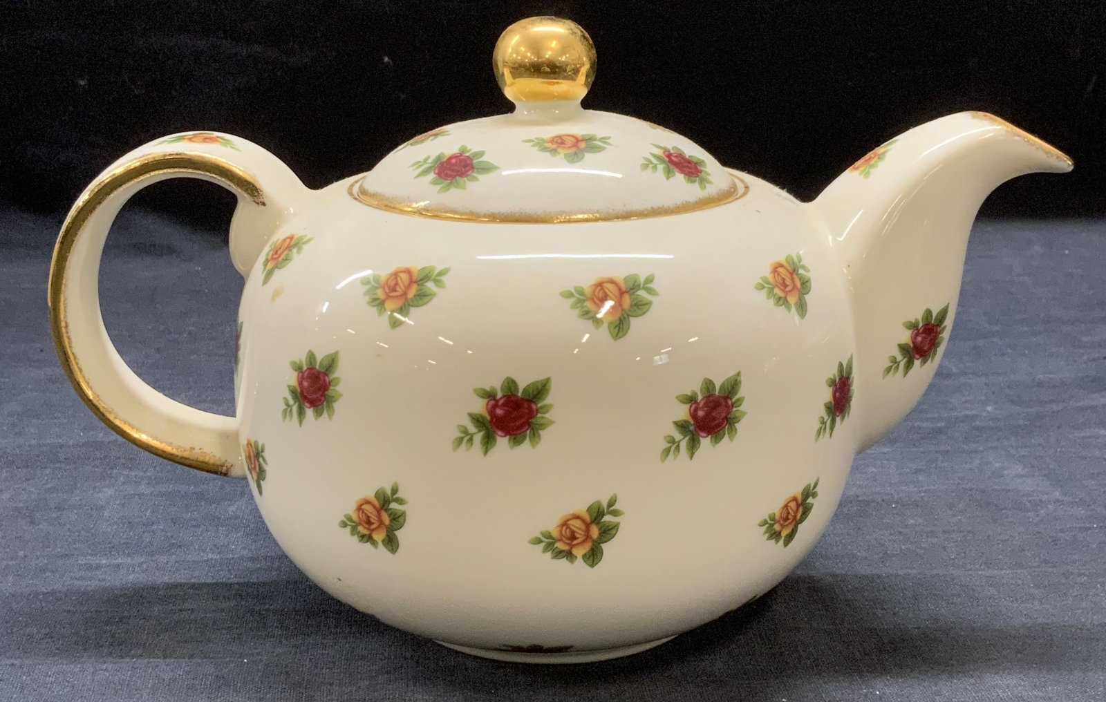 Royal Albert Old Country Roses China Teapot: Royal Albert classic Old Country Roses pattern fine china teapot. Floral motif with gilt decoration. Measures approx. 9 x 5.5 x 4.5 inches. Some surface wear including scratching observed. Royal Alber