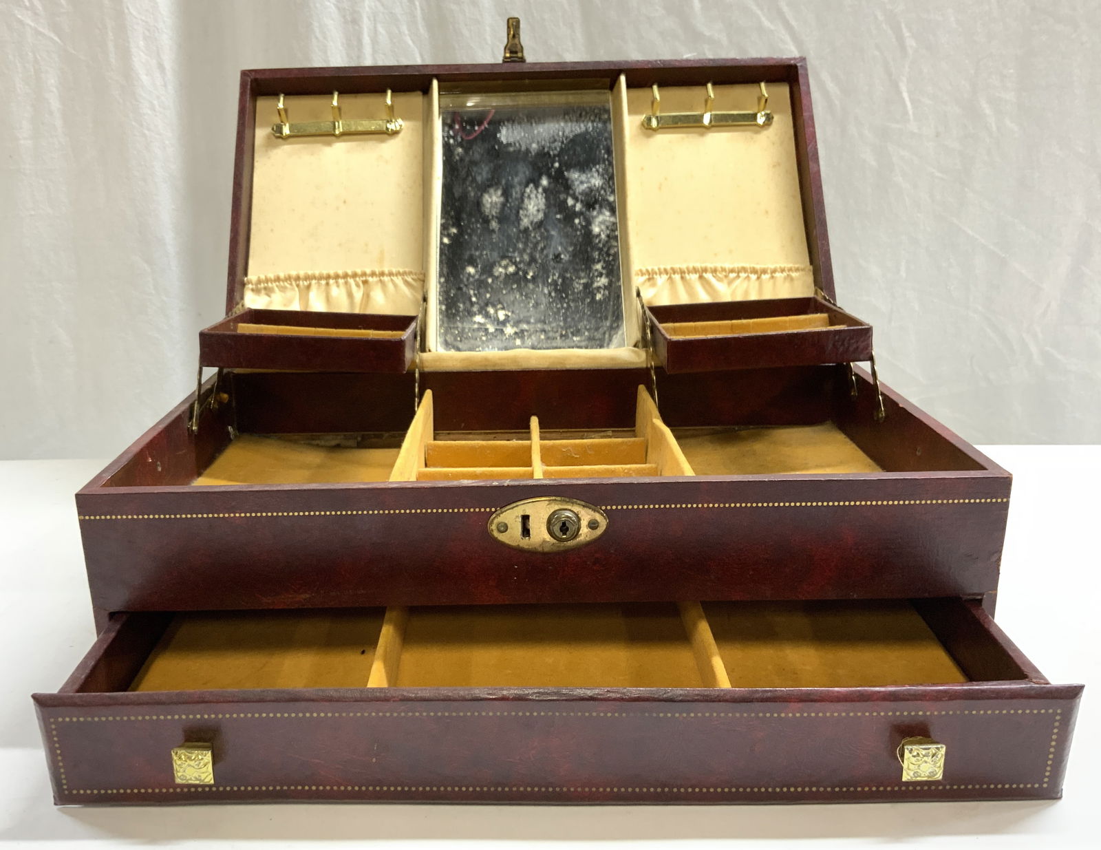 MELE Vntg Leather  Lined Jewelry Box W Lid (1 of 11)