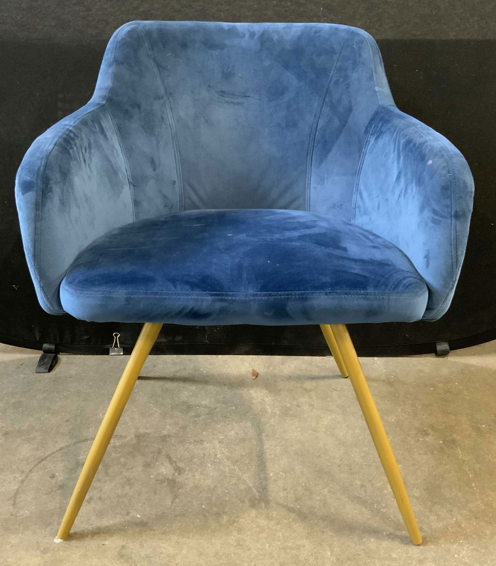 MCM Splayed Leg Poly Uph Accent Chair: Chair is mid century modern. Piece has 4 splayed legs. Chair has blue toned poly blend upholstery. Legs are gold toned & metal. Piece has armrests . Chair has bucket style. Piece measures approximatel
