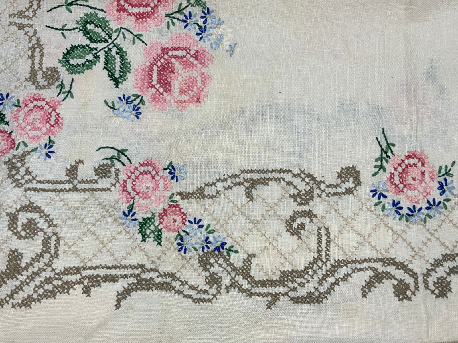 Vntg Floral Embroidered Linen Tablecloth (1 of 7)