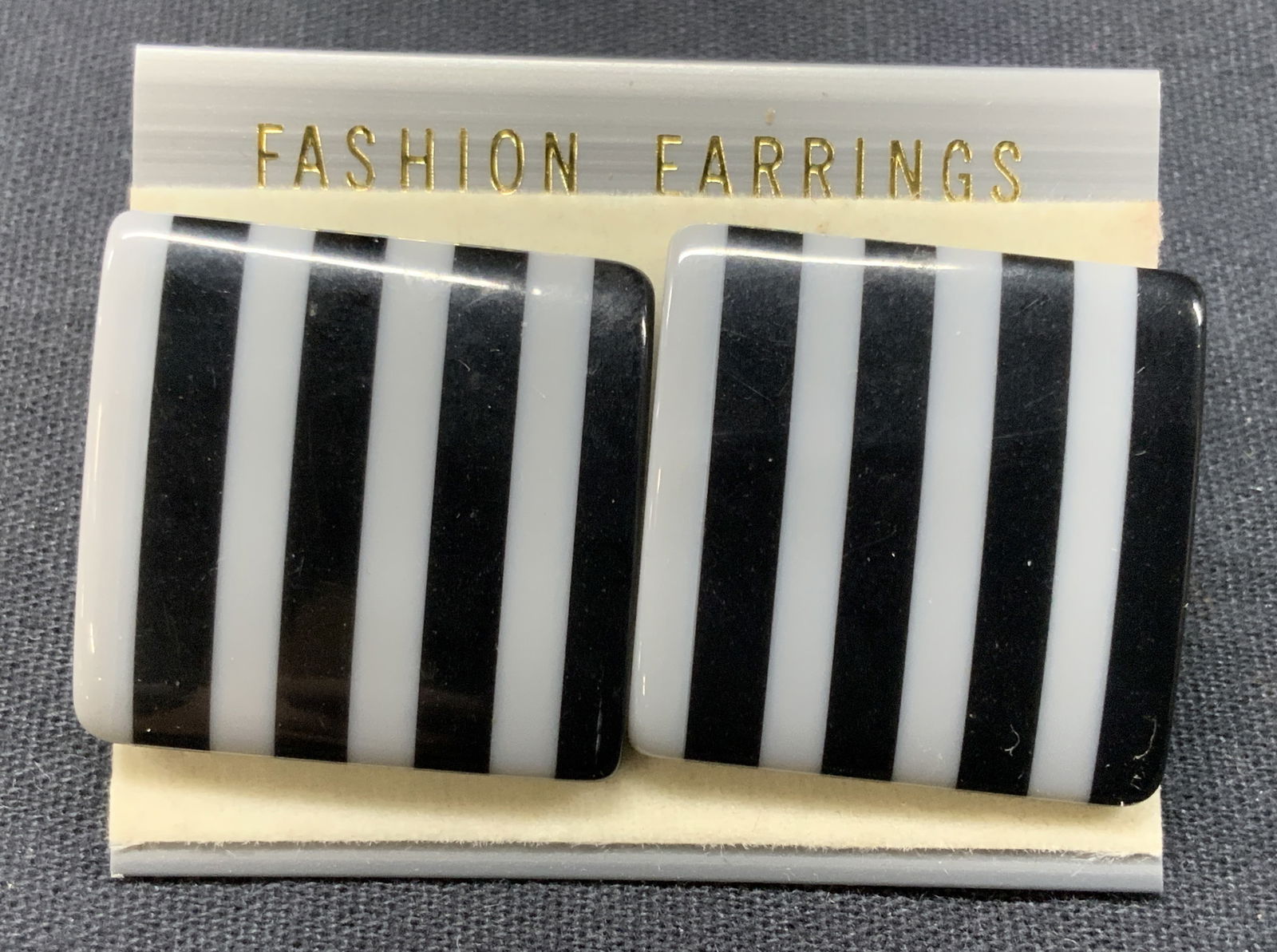 Retro Style Button Earrings (1 of 5)