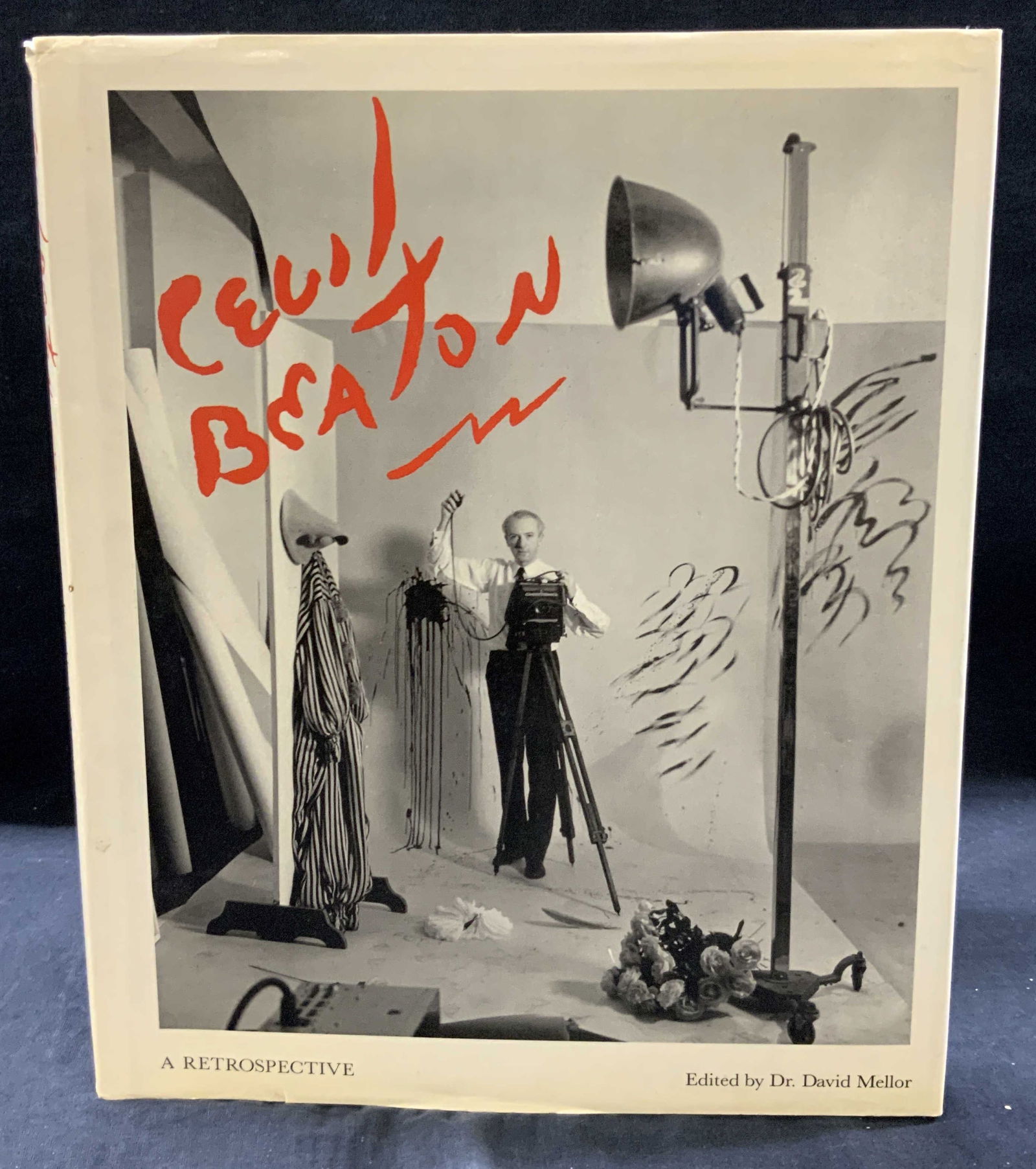 1986 Cecil Beaton Photography Book: Copyright 1986 Cecil Beaton Retrospective. By corporation of the city of London. Complete with over 50+ black and white illustrations of Beaton Photography. Approx 11 x 9 inches and 1 inch thick. Mode