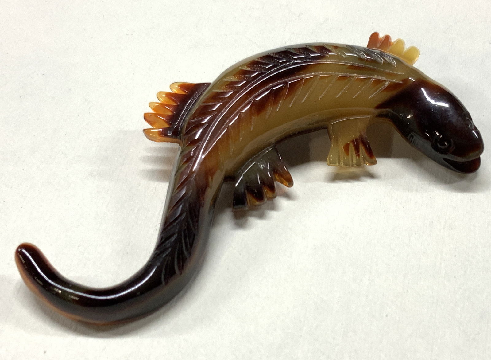 Vntg Carved Composite Lizard Brooch (1 of 6)
